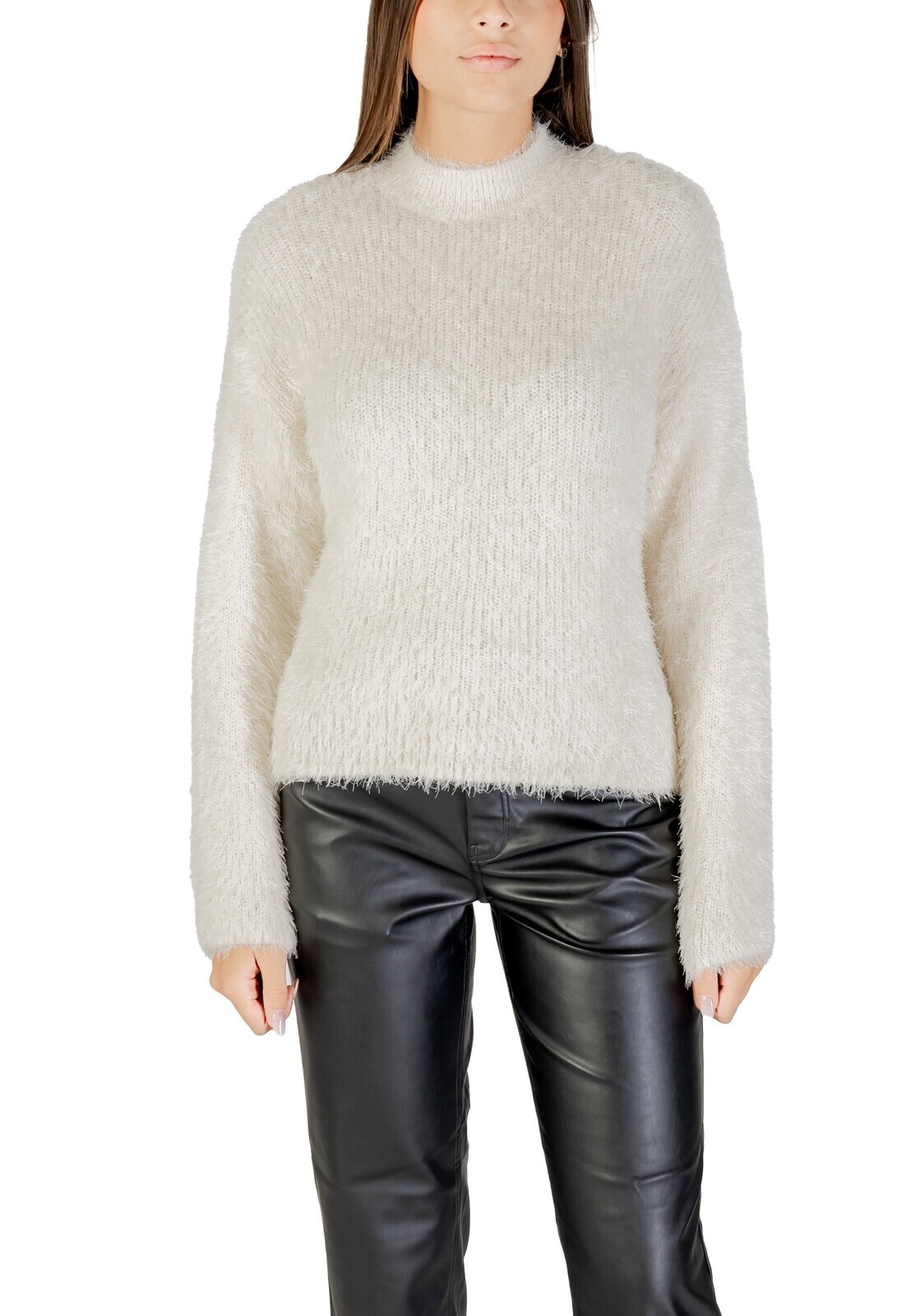 Biely sveter s okrúhlym výstrihom