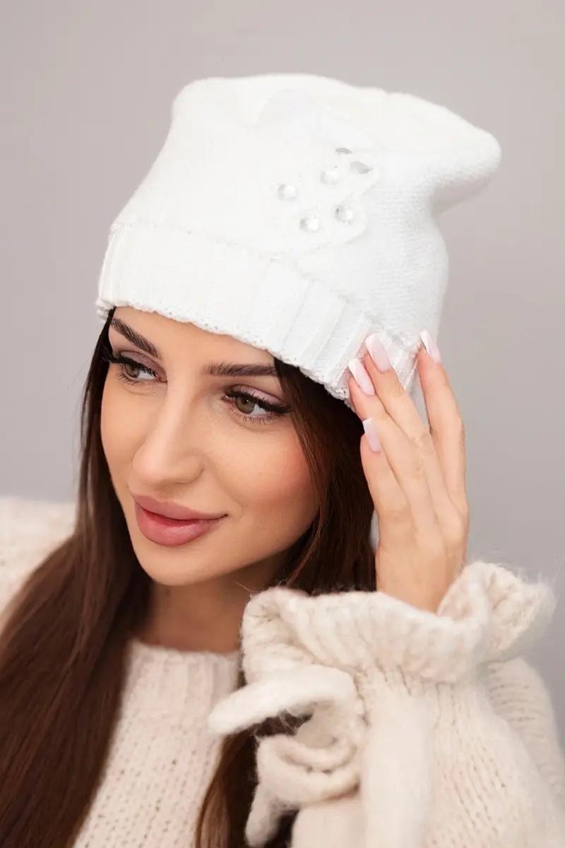 Dámska zimná čiapka s kvetom a kamienkami