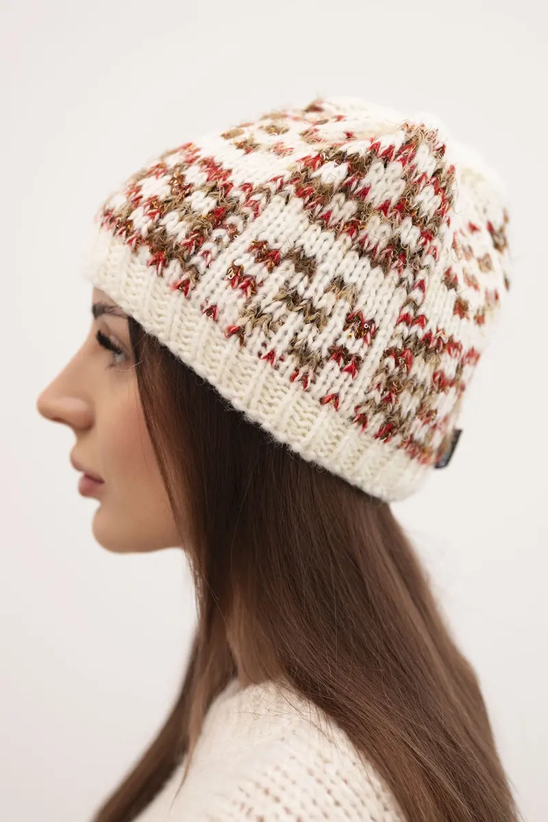 Dámska zimná čiapka Kesi s dekoratívnymi kryštálmi