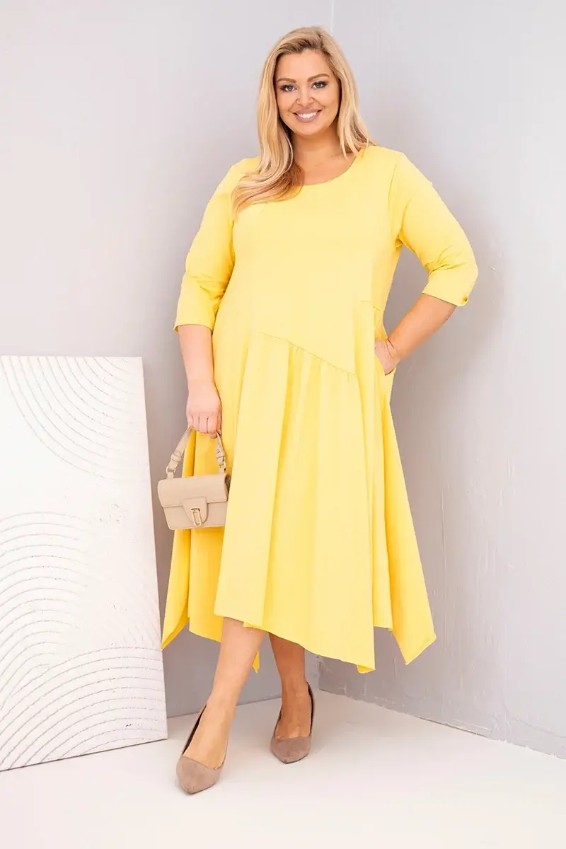 Žlté plus size šaty s asymetrickým lemom