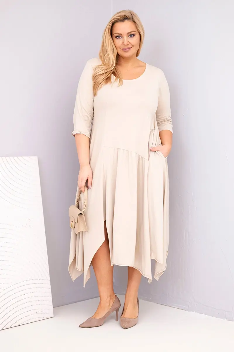 Béžové plus size šaty s asymetrickým lemom
