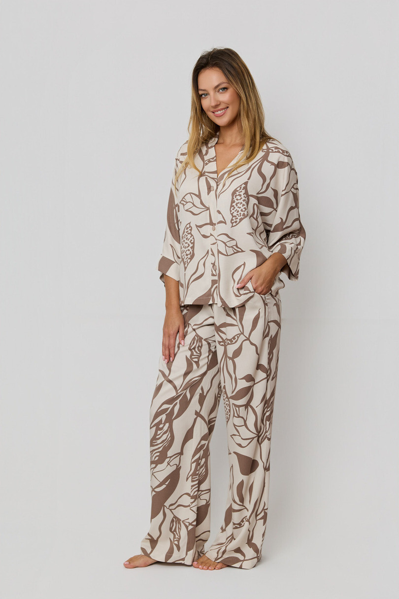 Luna si rozopla pyžamo. MOKKA-MILK S