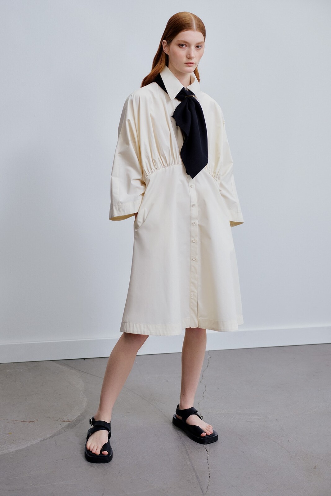 Trendyol x Kevser Sarıoğlu Béžové púšťanie a vrecko detailné tričko zo 100% bavlny tkané poplínske tričko