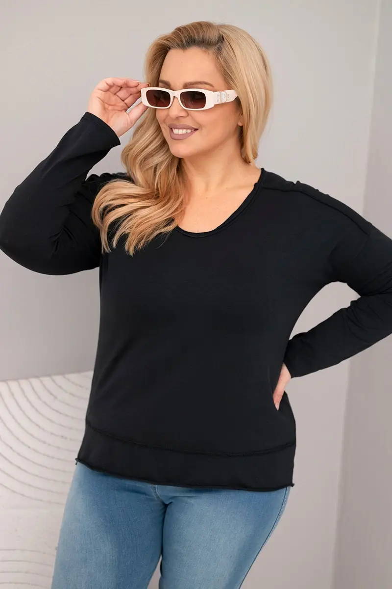 Plus size blúzka s V-výstrihom a dlhším chrbtom