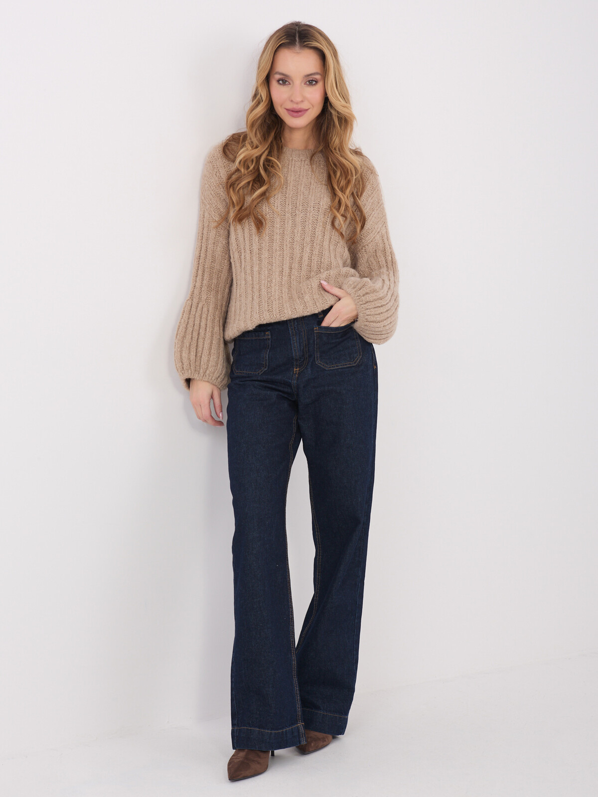 Tmavobéžový sveter s rolákom