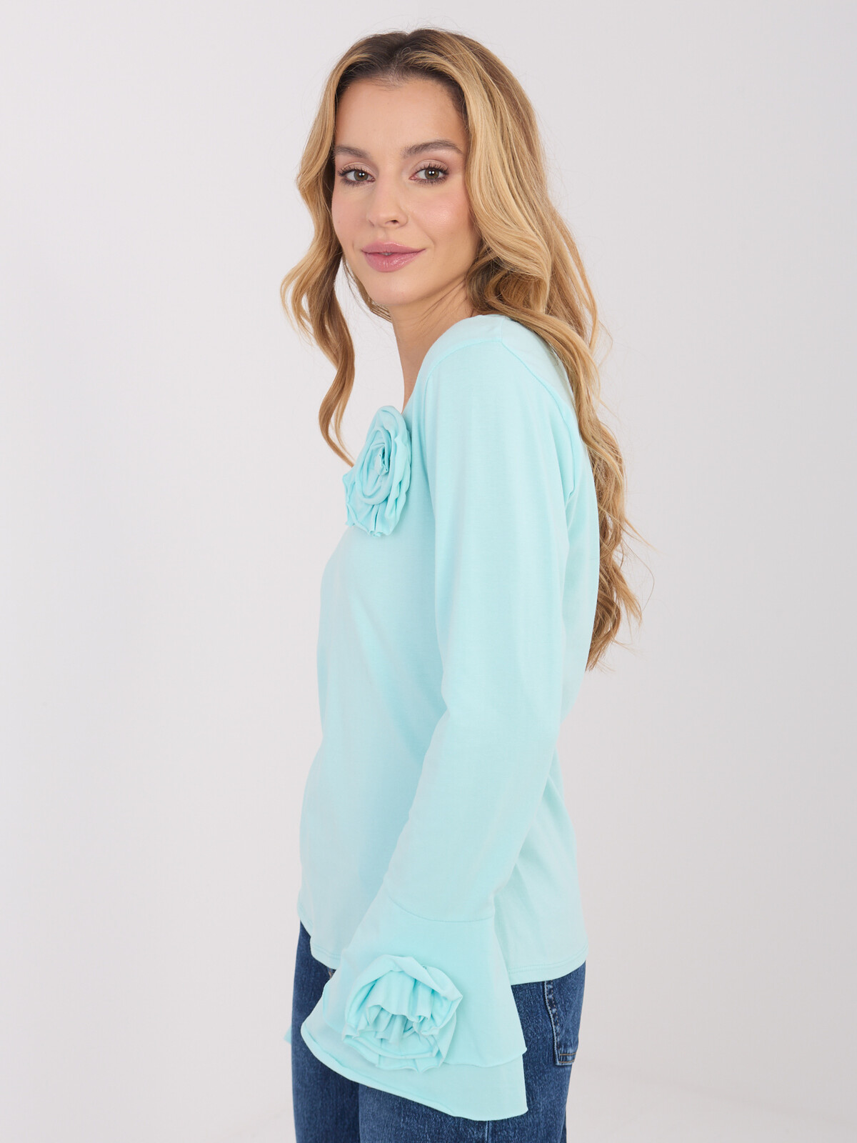 Mätová blúzka s kvetinovými detailmi