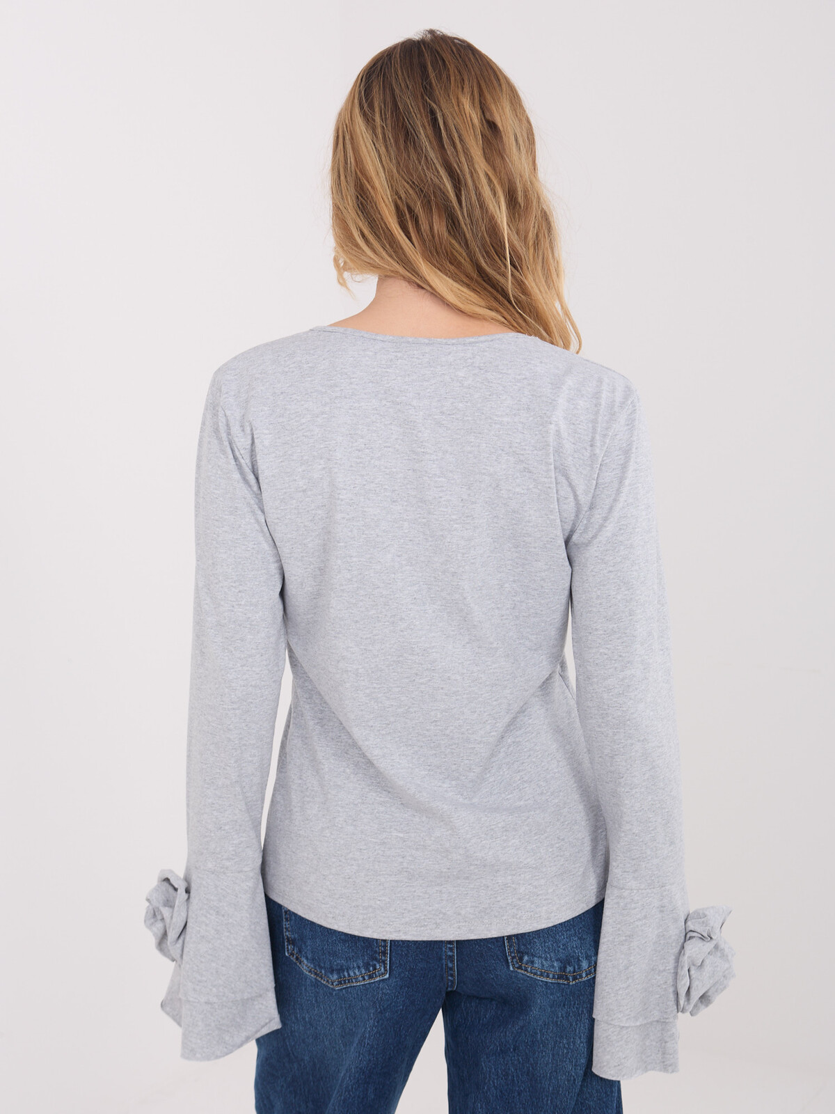 Sivá blúzka s ozdobnými rukávmi