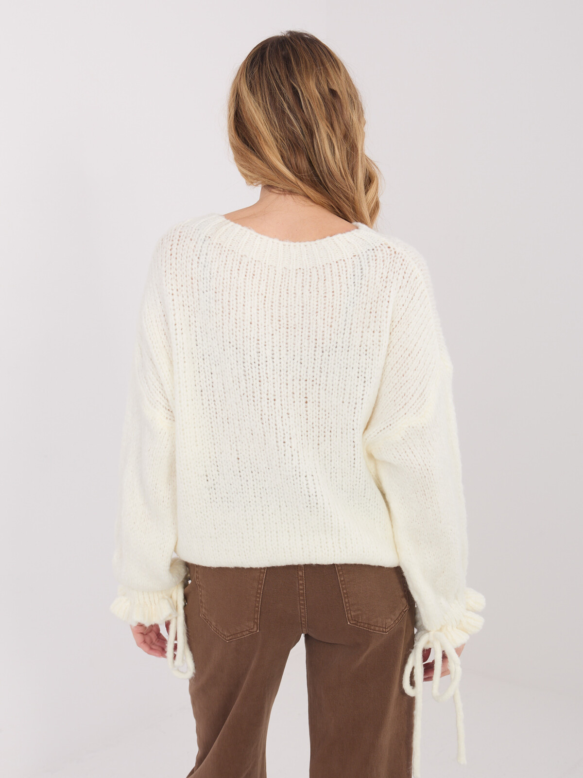 Dámsky ecru sveter s viazaním