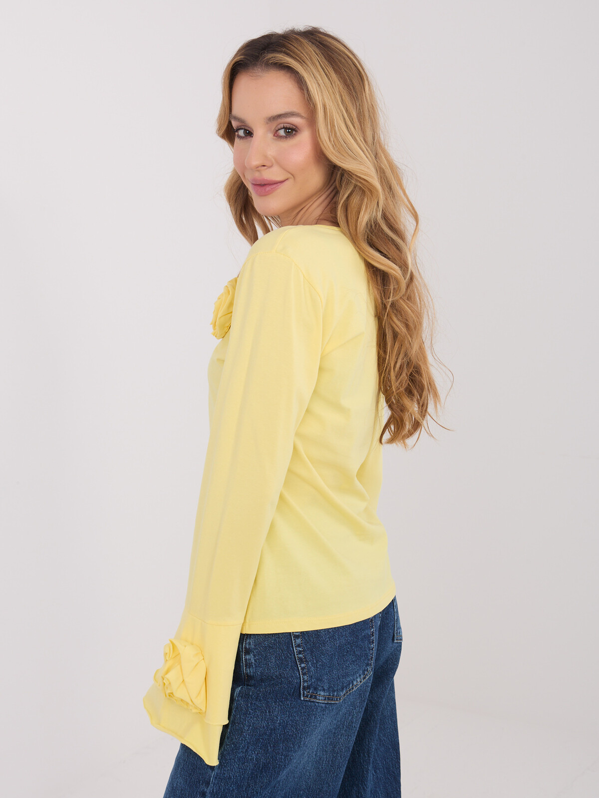 Žltá blúzka s kvetinovými aplikáciami