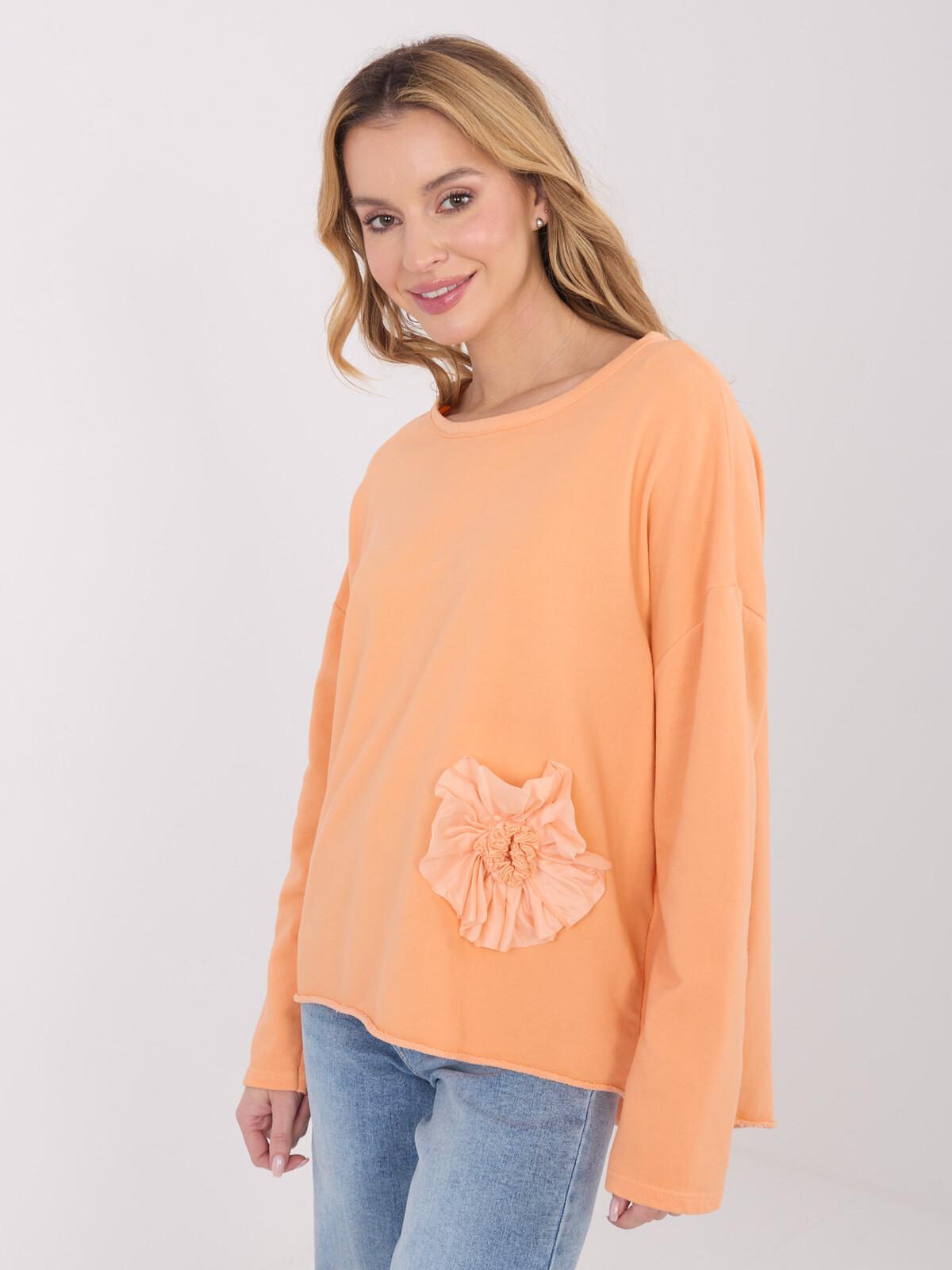 Oranžová blúzka s kvetinovým detailom