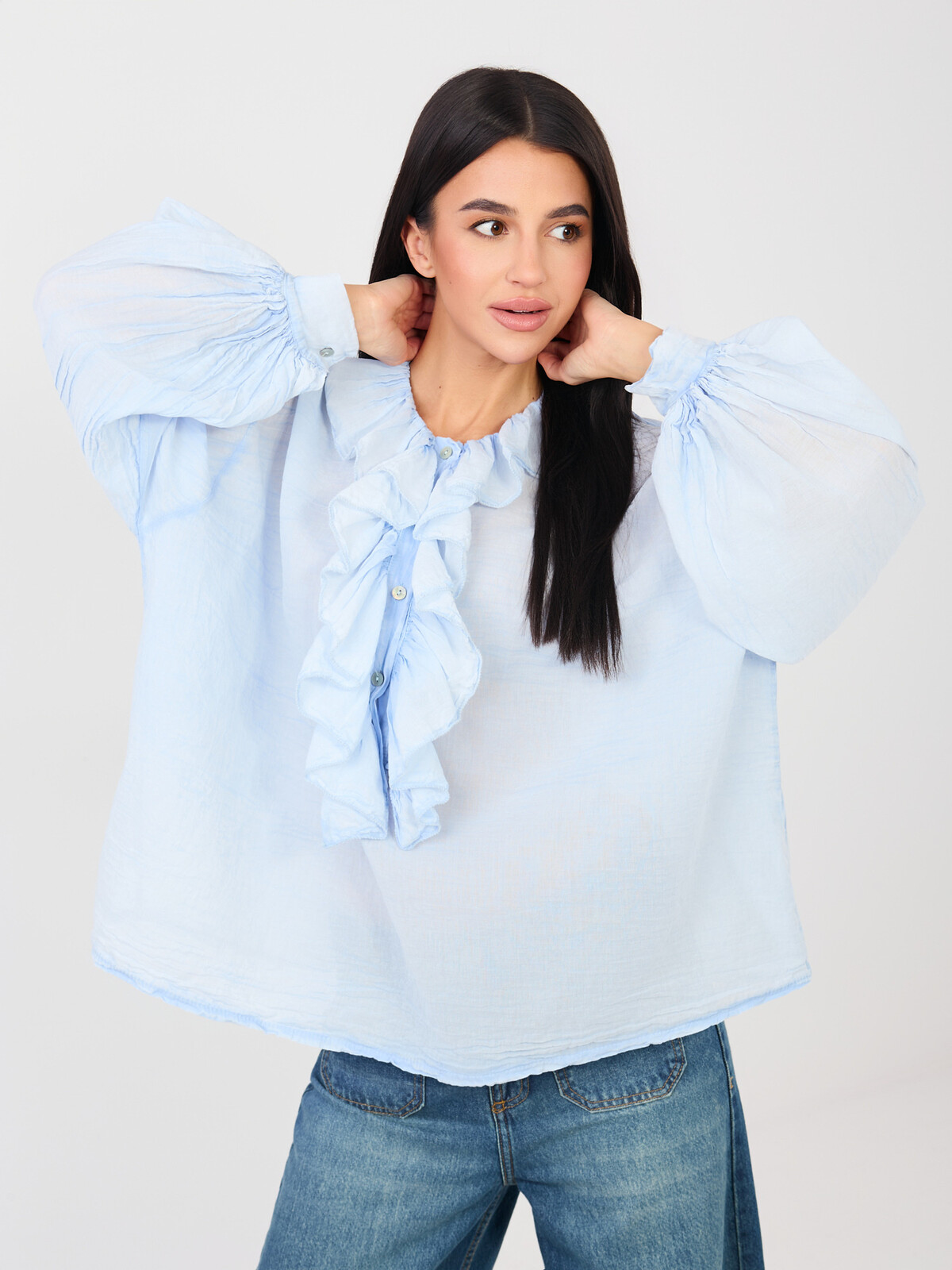 Svetlomodrá blúzka s volánmi