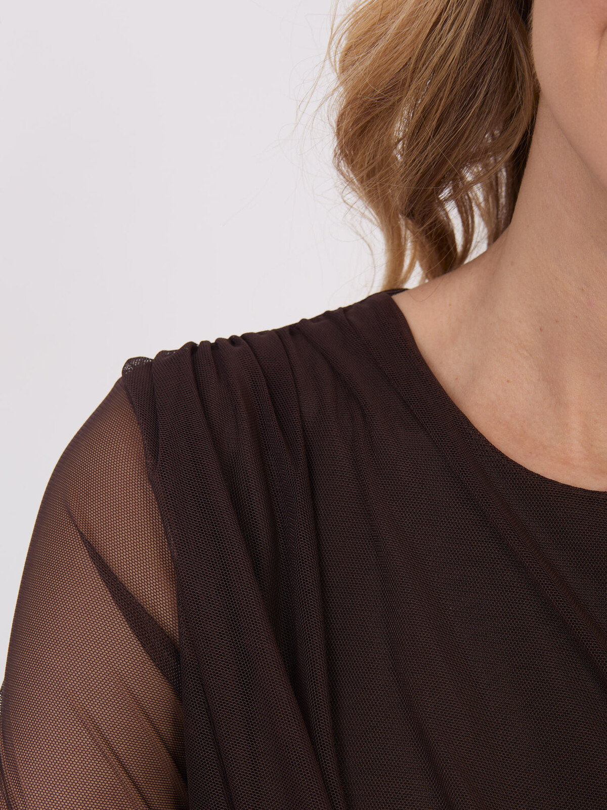 Tmavohnedá blúzka s priehľadnými rukávmi