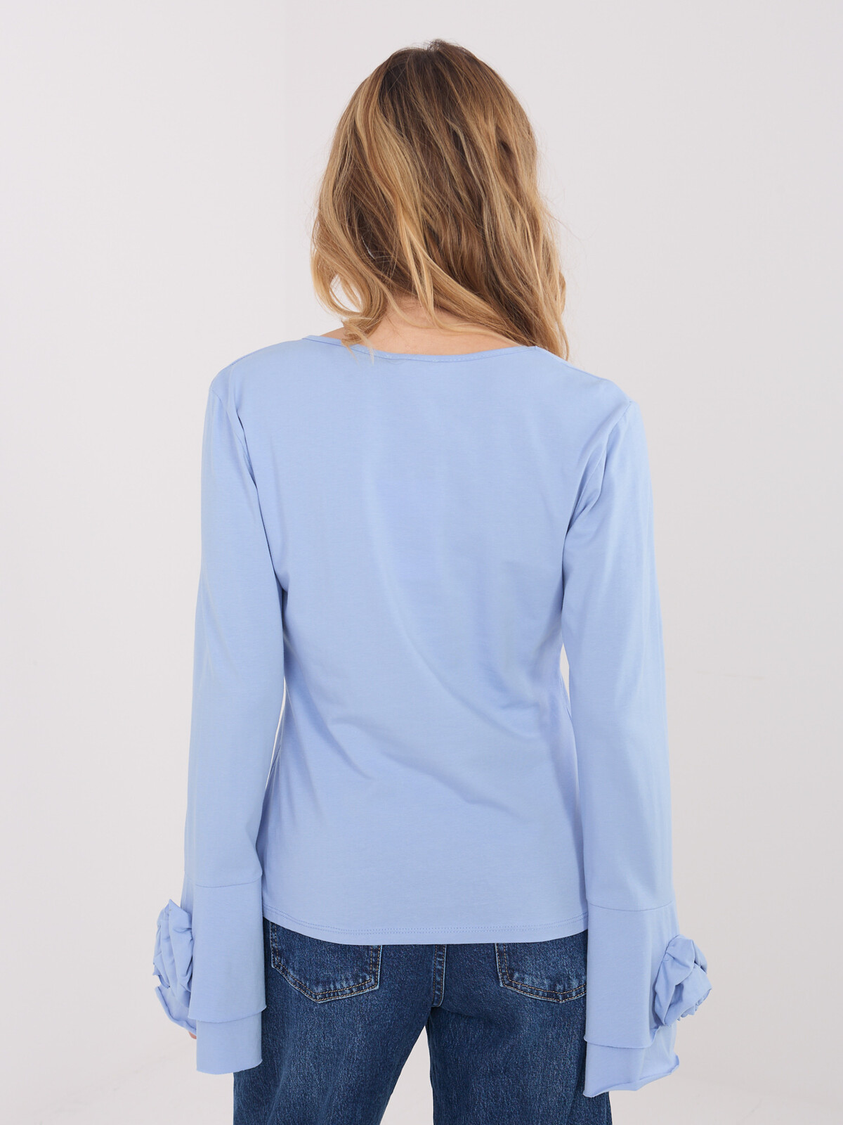 Svetlomodrá blúzka s ozdobnými rukávmi