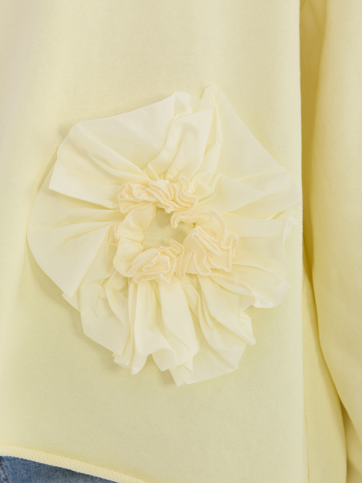 Svetložltá blúzka s kvetinovým detailom