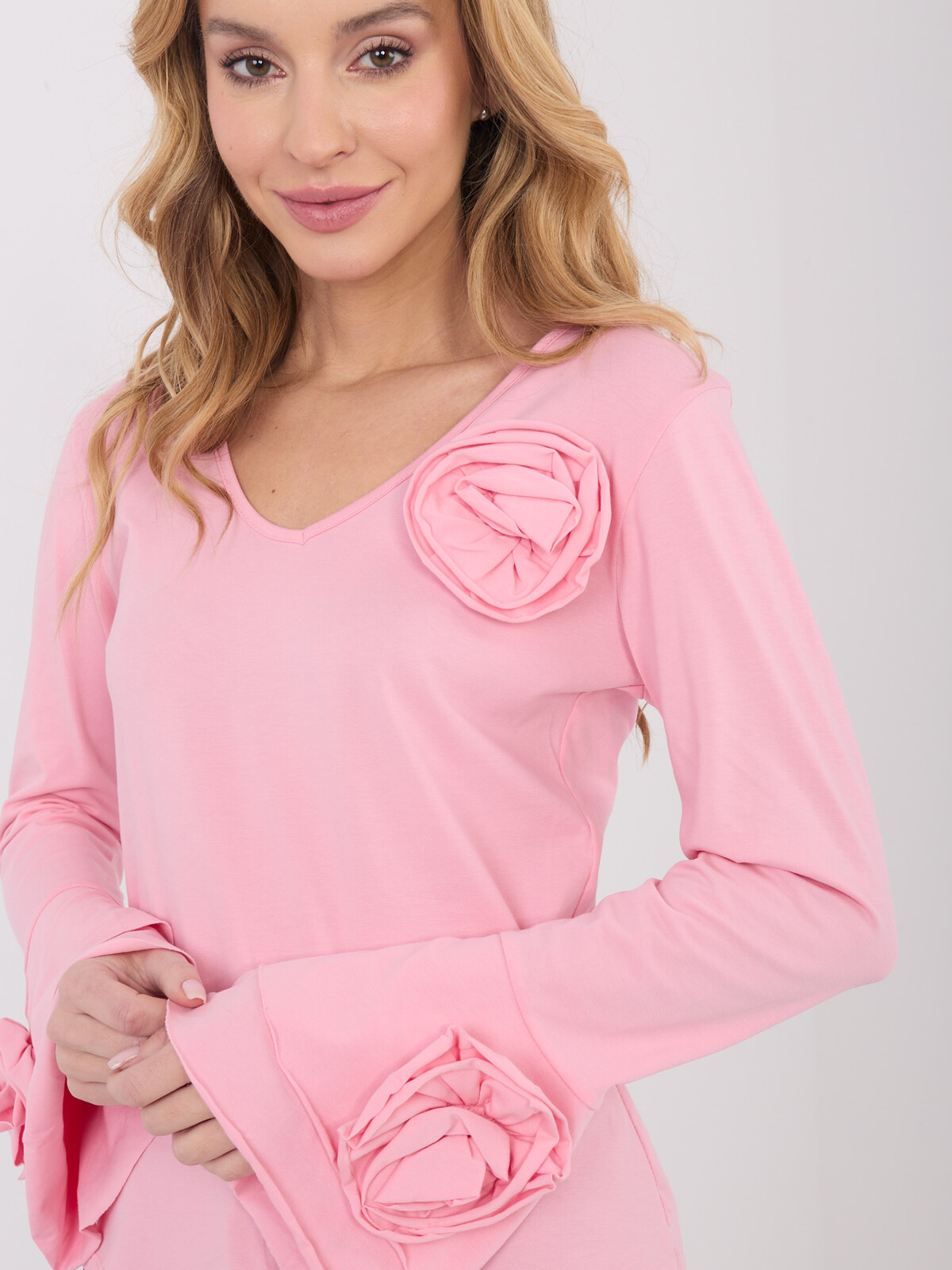 Ružová blúzka s kvetinovými detailmi
