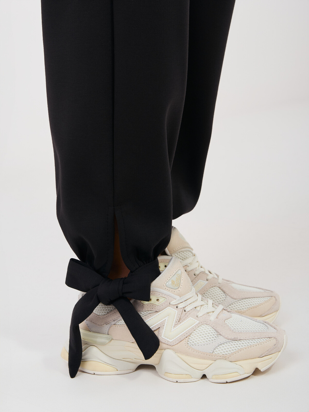 Čierne tepláky s mašľou