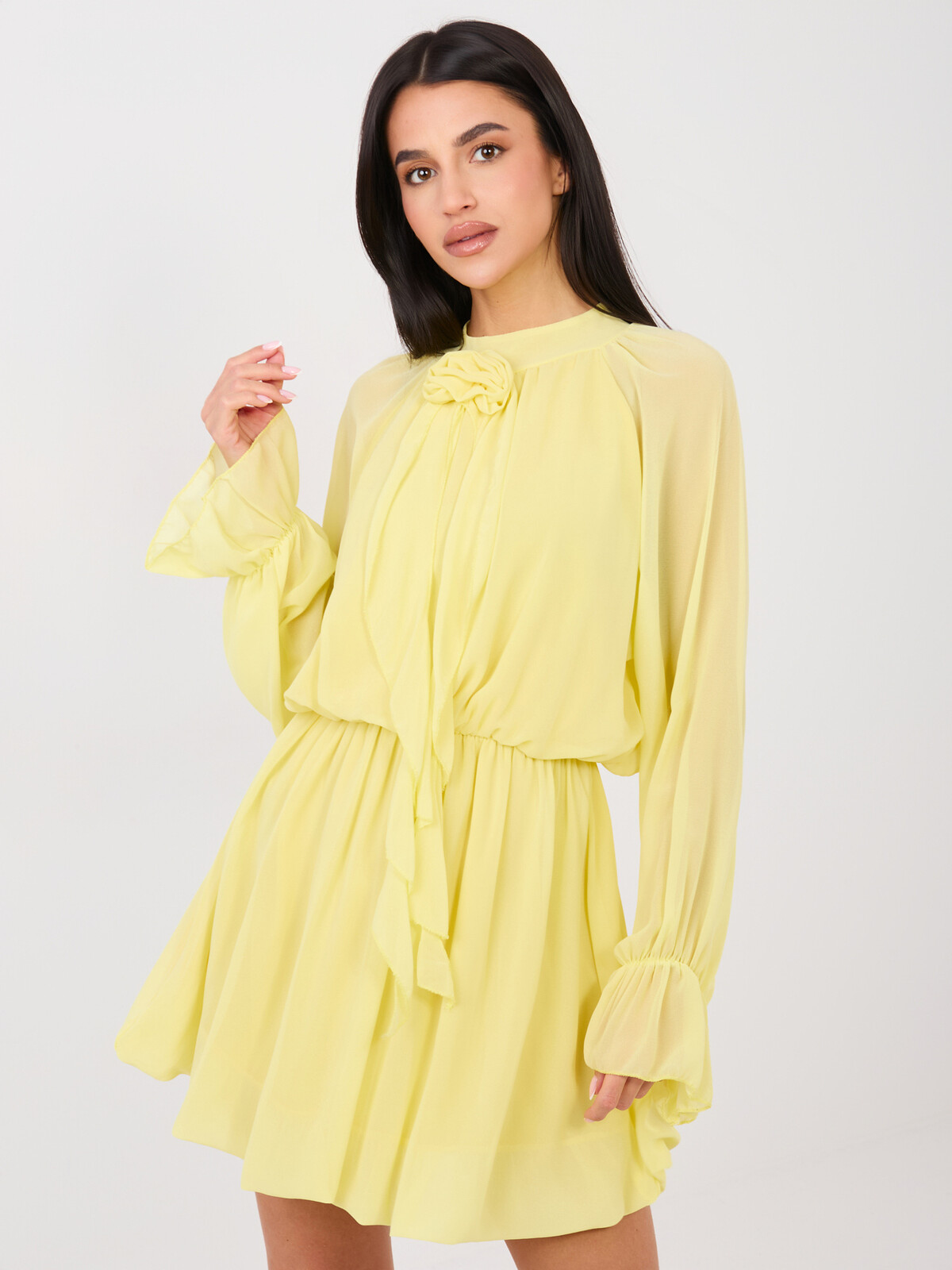 Žlté mini šaty s kvetinovým detailom