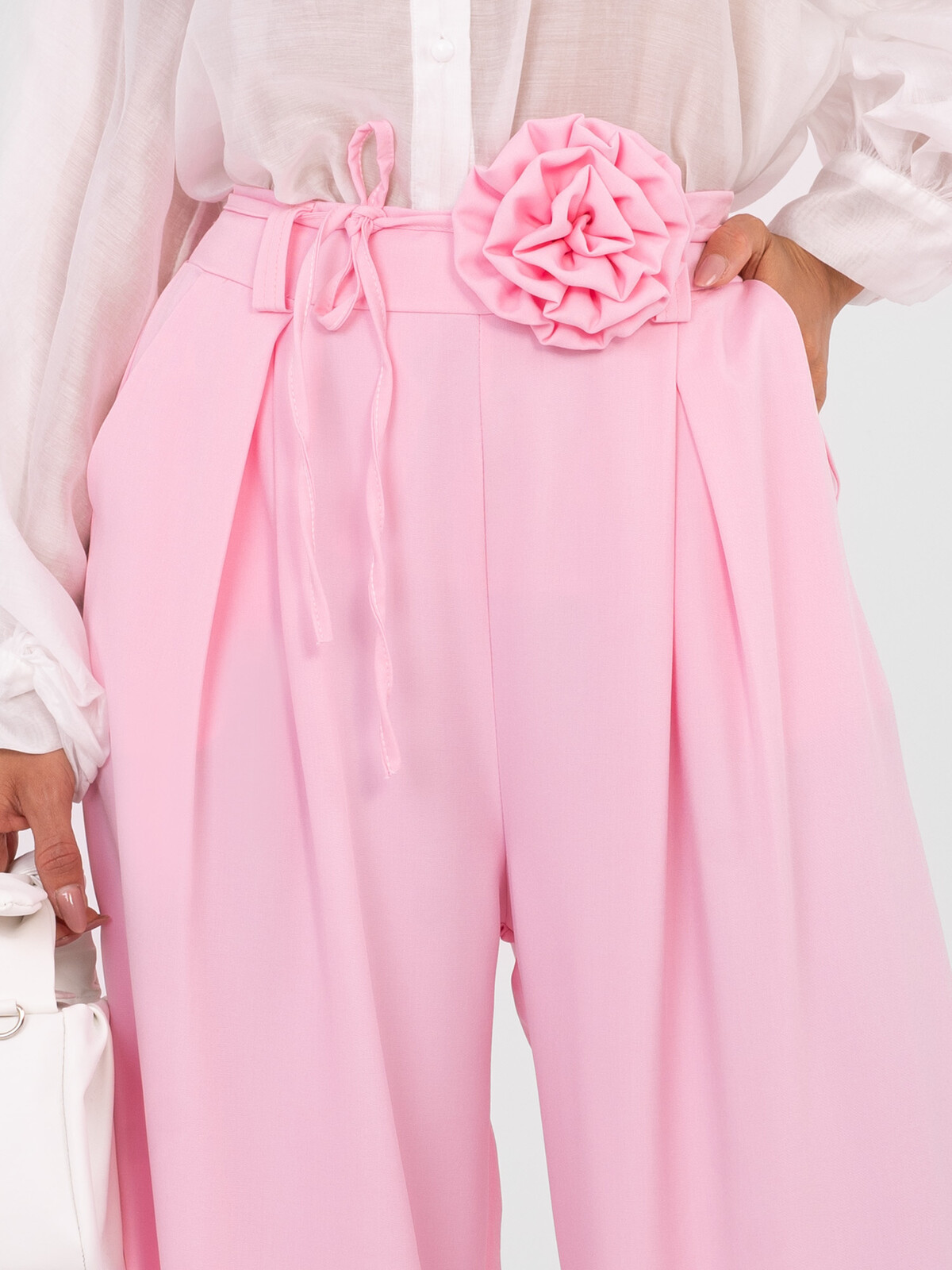 Svetloružové nohavice s kvetinovým detailom