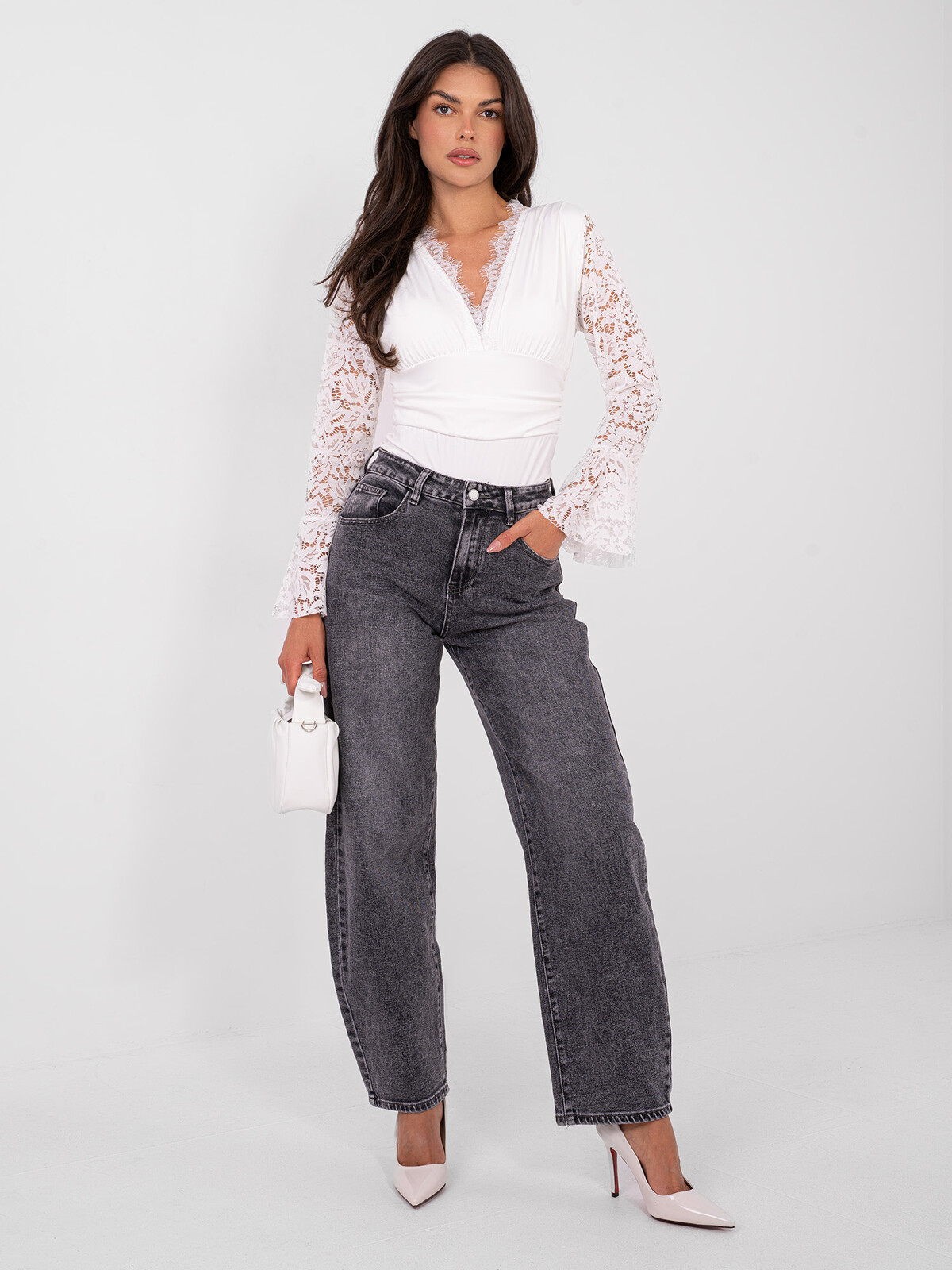 Biele body s čipkovanými rukávmi