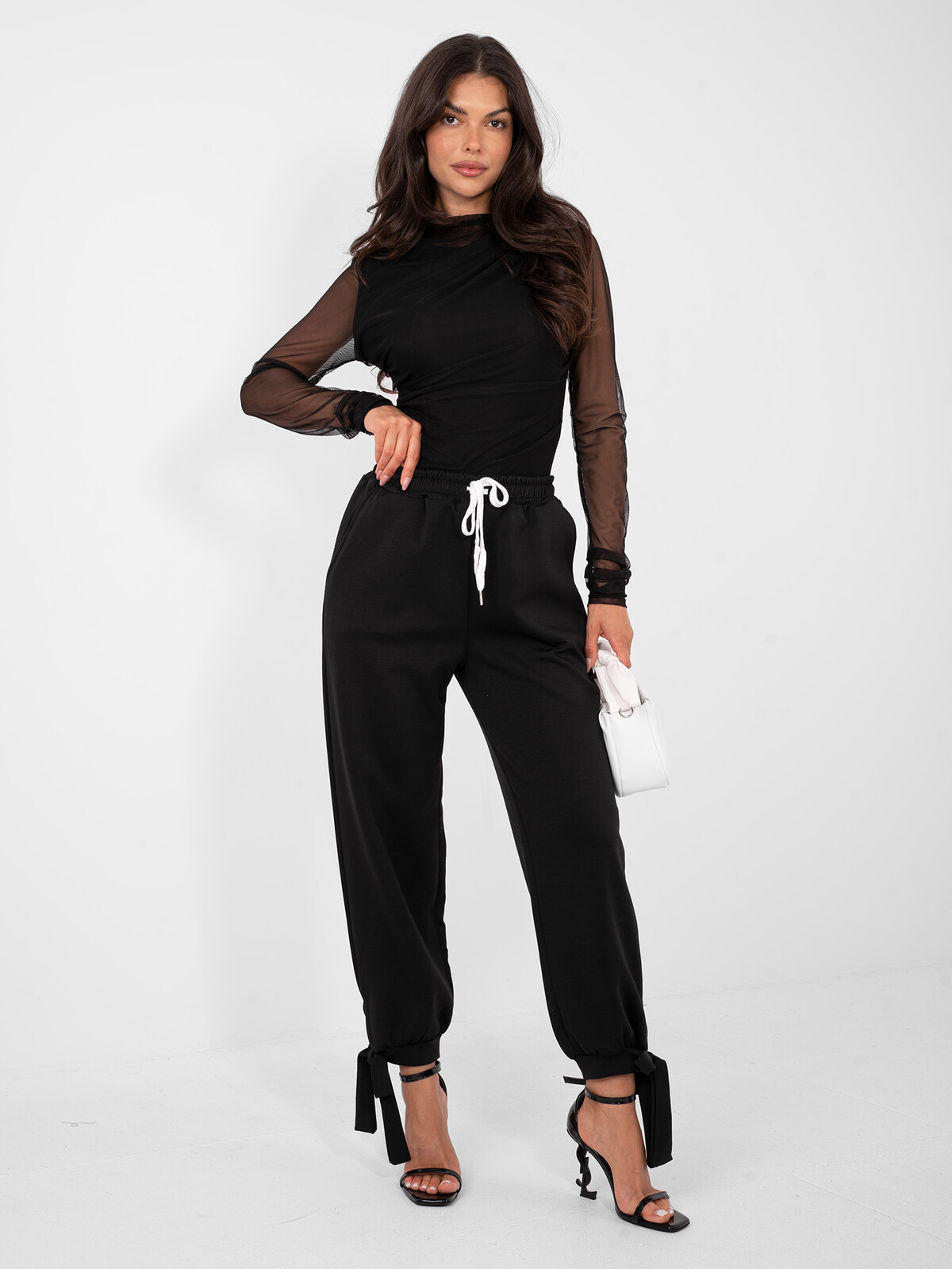 Čierne nohavice s priesvitnými rukávmi