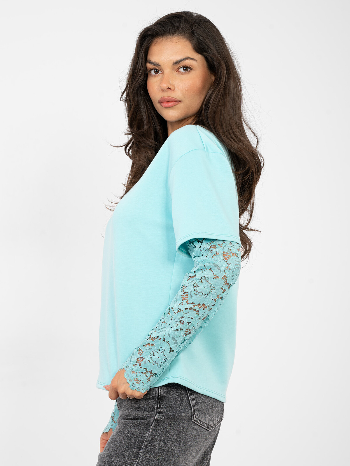 Blúzka s čipkovanými rukávmi v mätovej farbe