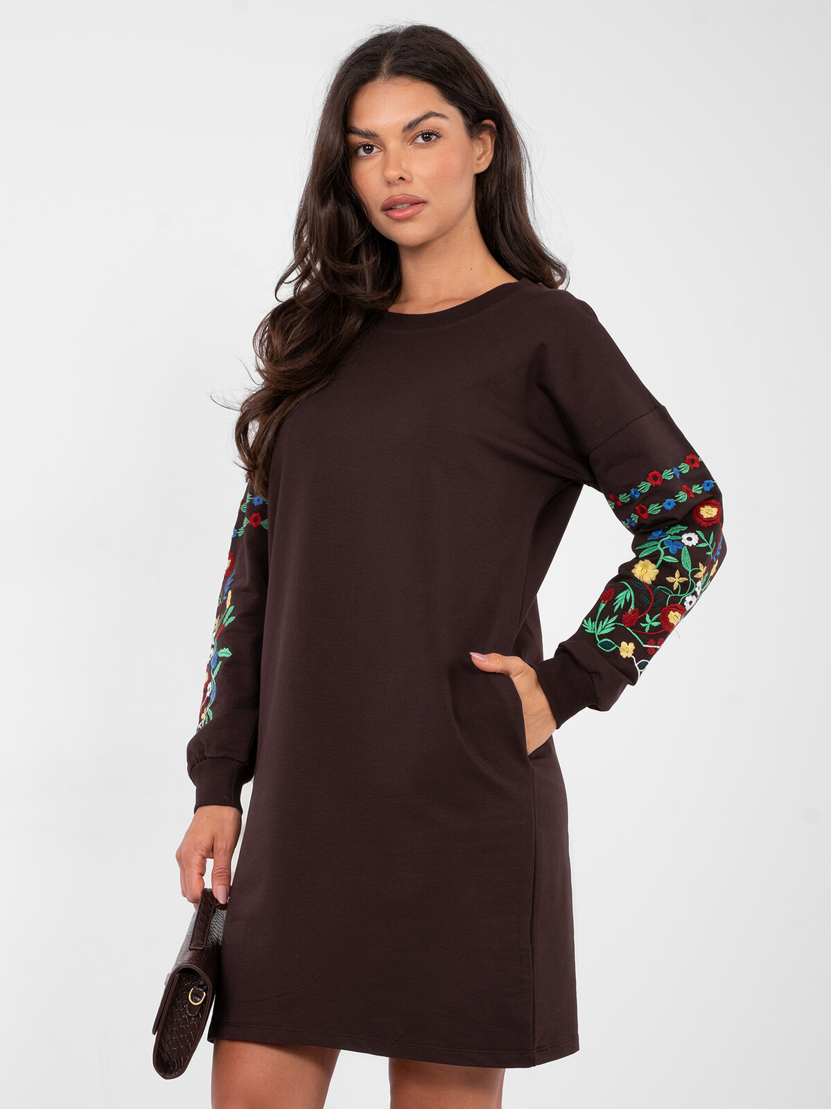Tmavohnedé mikinové šaty s výšivkou