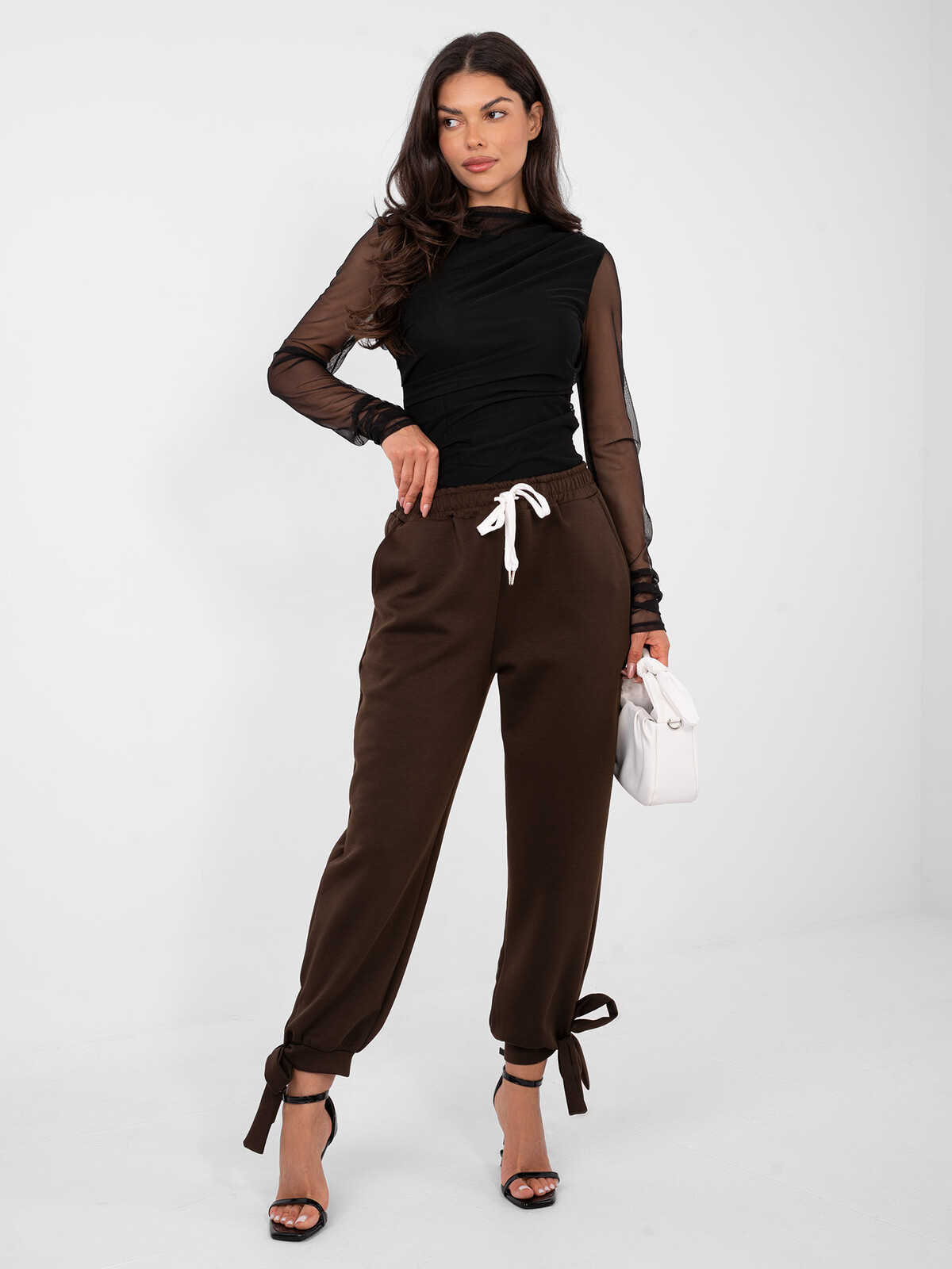 Tmavohnedé tepláky s viazaním