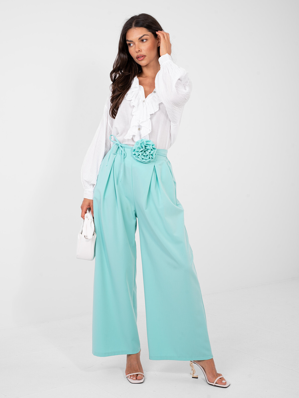 Mint nohavice s kvetinovým detailom