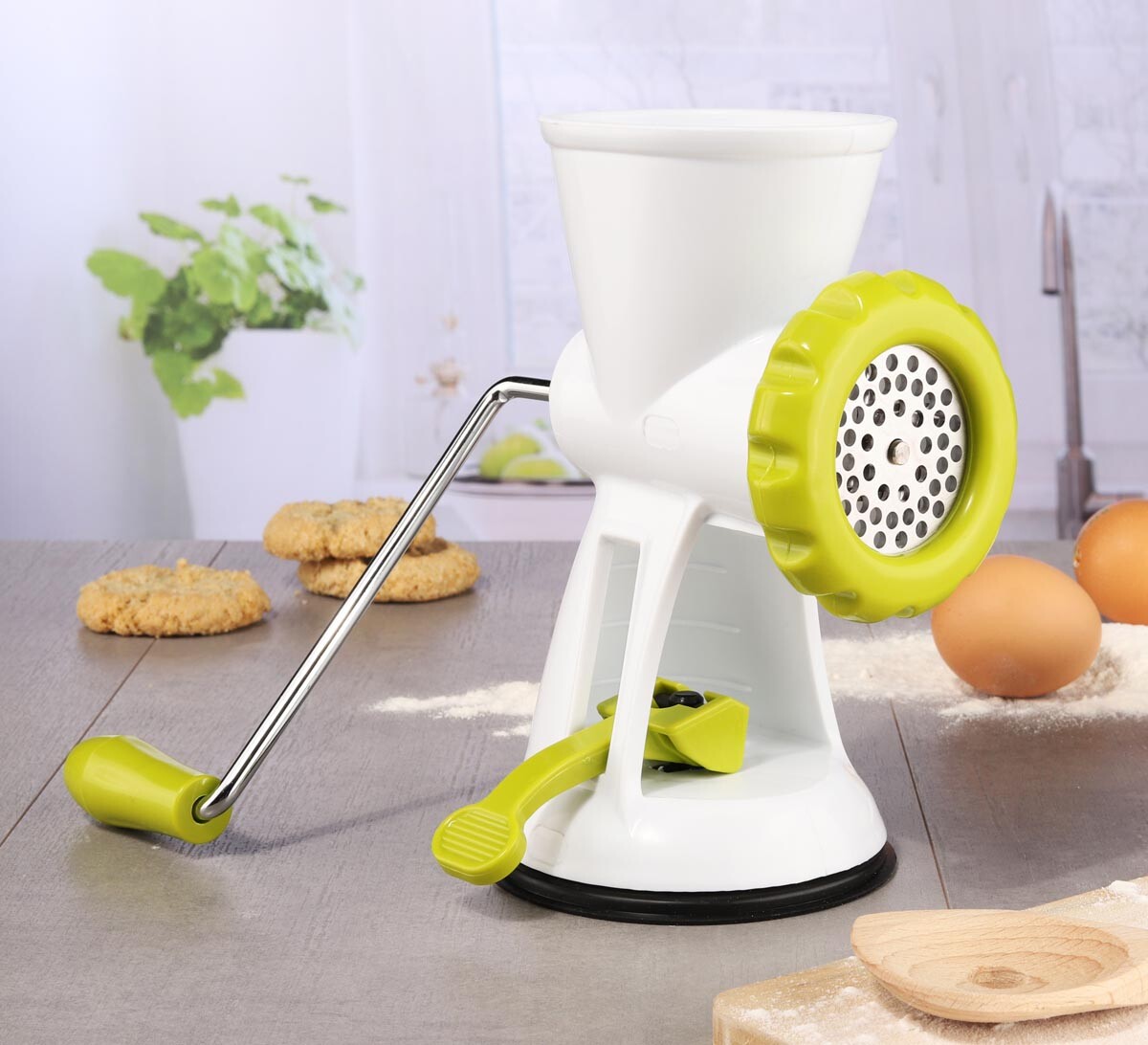 Plastový mlynček na mäso a cesto s nástavcami
