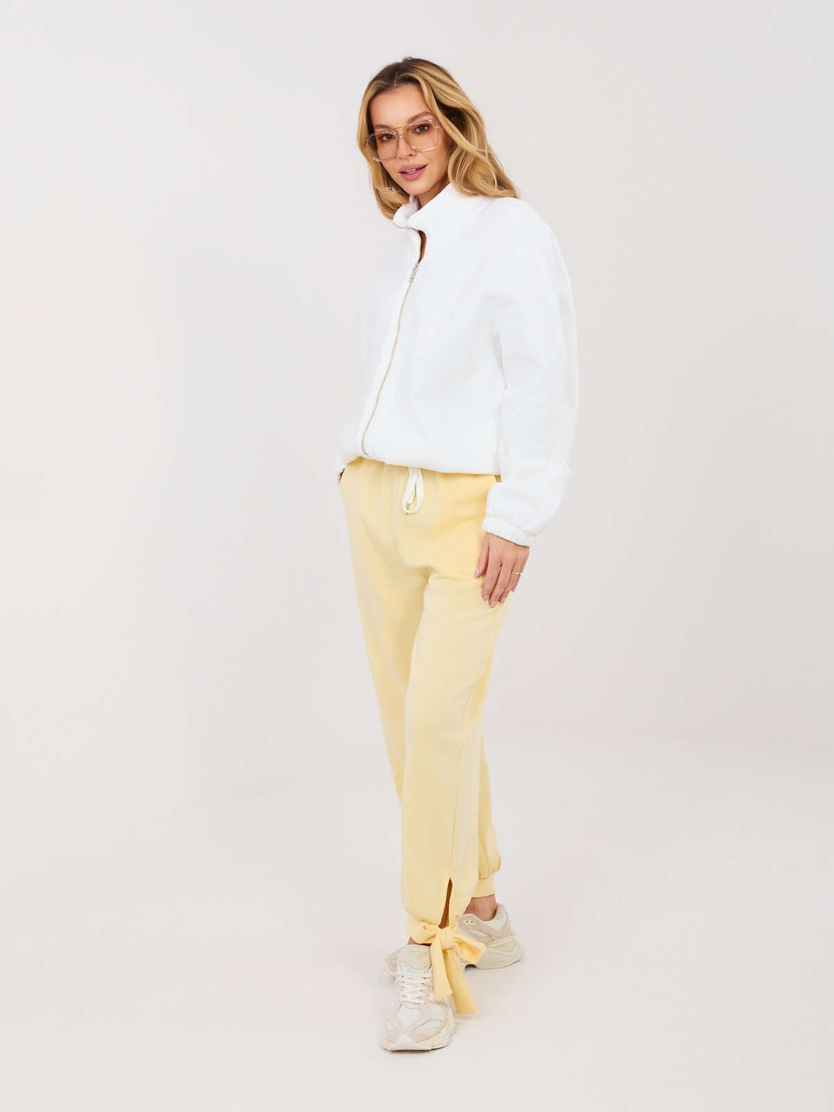 Svetložlté tepláky s viazaním