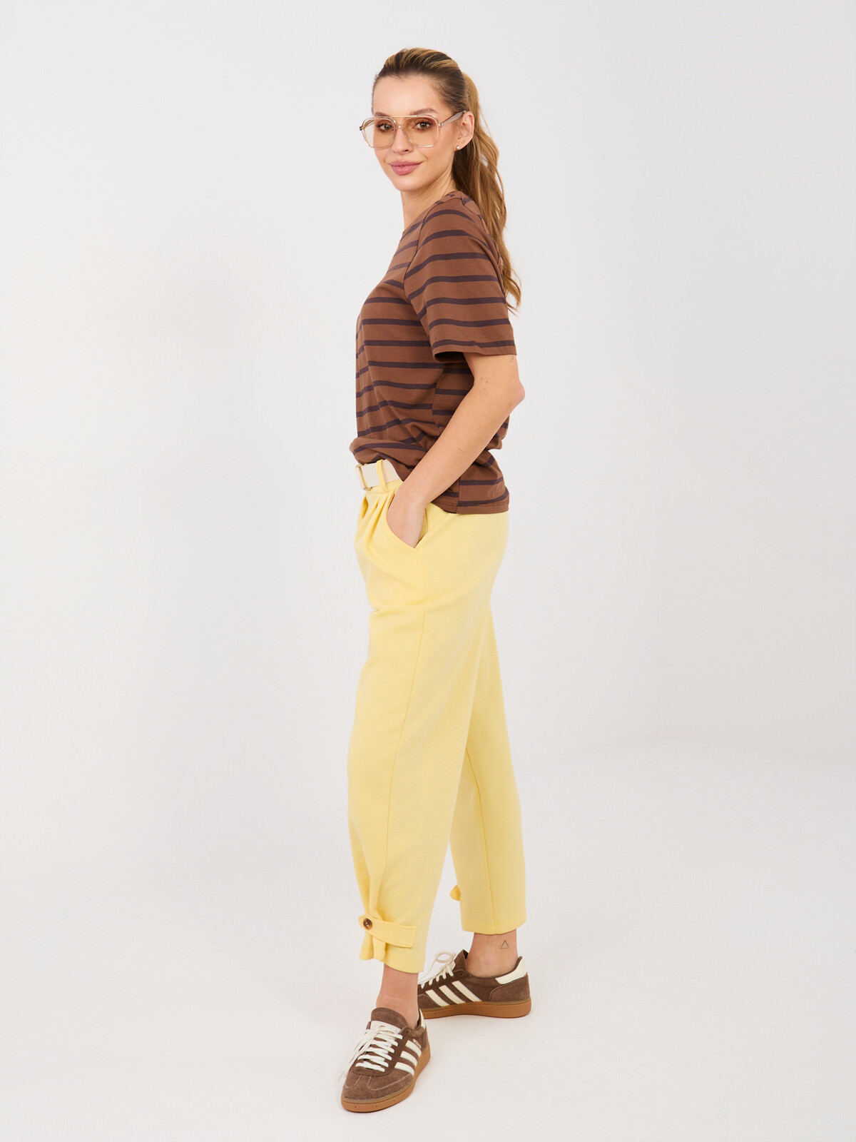 Svetložlté nohavice z jemného materiálu