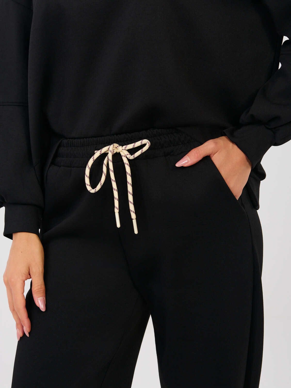 Čierna tepláková súprava s kapucňou