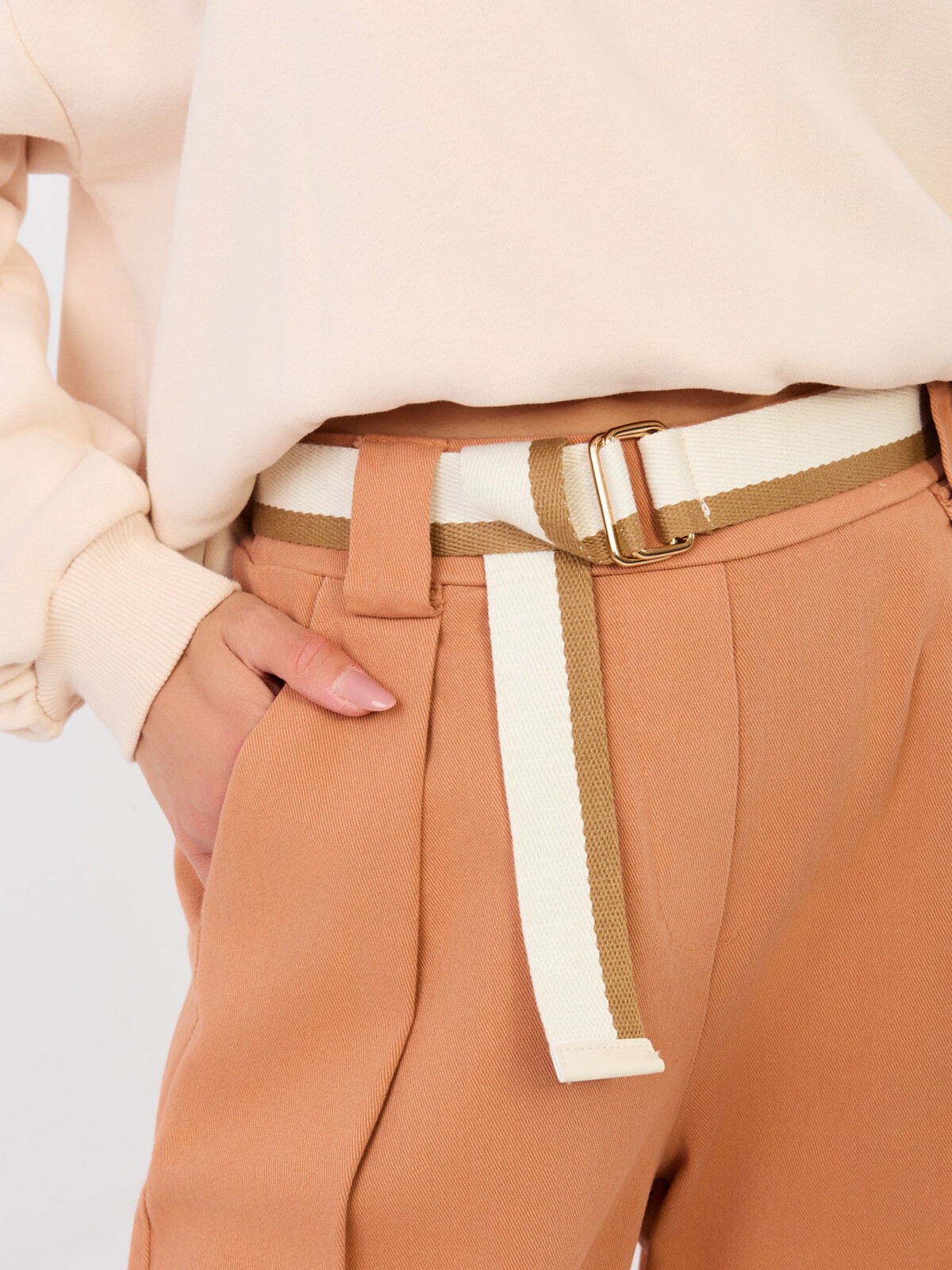 Jednofarebné nohavice v tmavo oranžovej