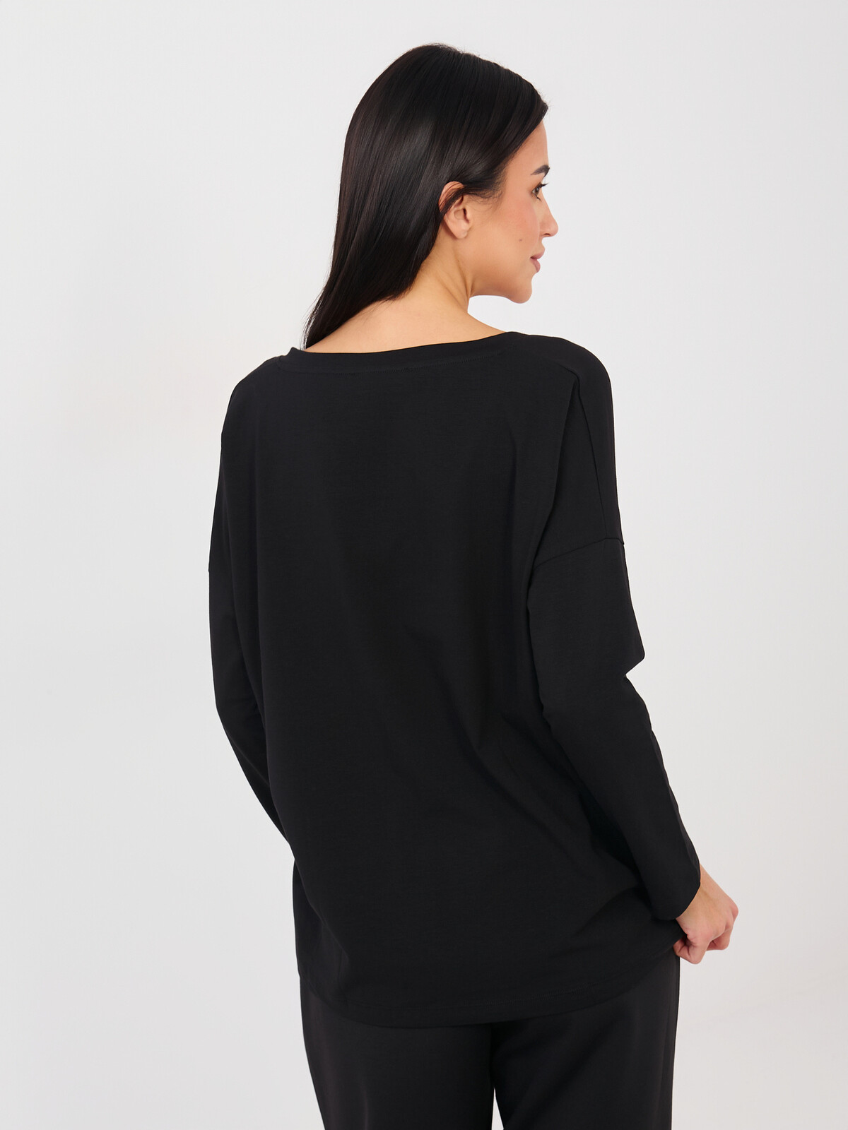 Čierna blúzka s výstrihom do V