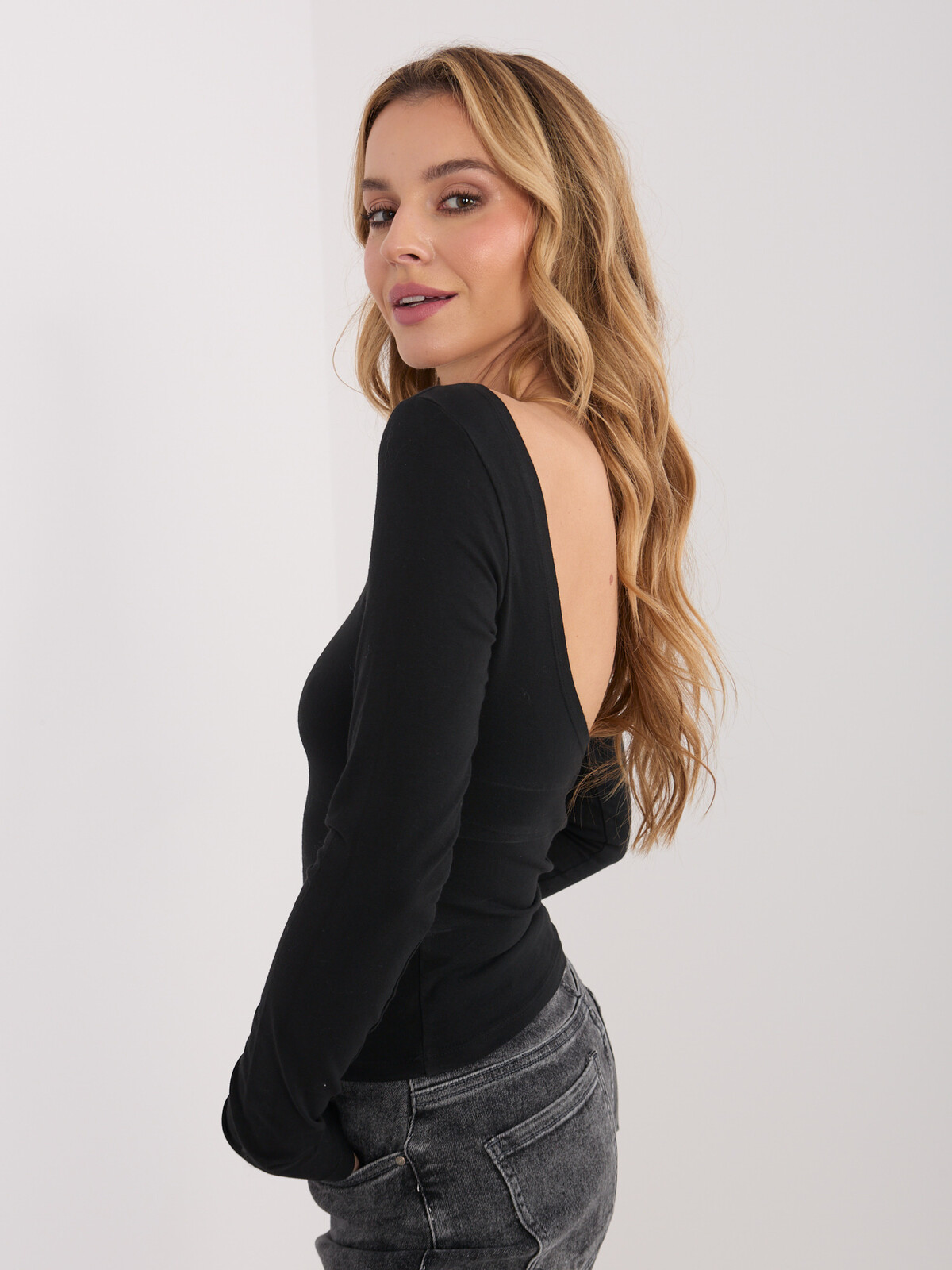 Čierna blúzka s odhaleným chrbtom