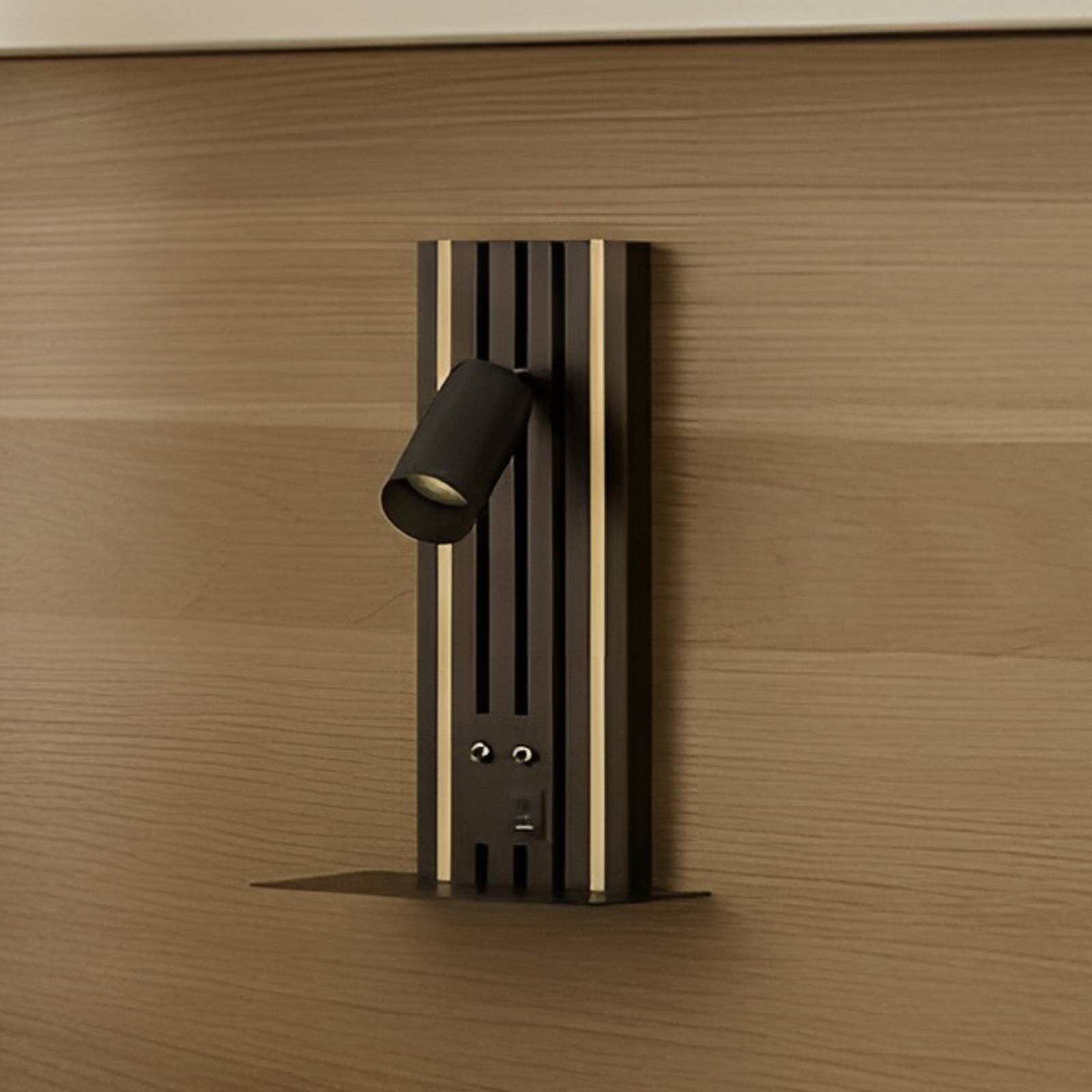 Lucande LED nástenné svetlo Tiron, výška 35 cm, dub, USB