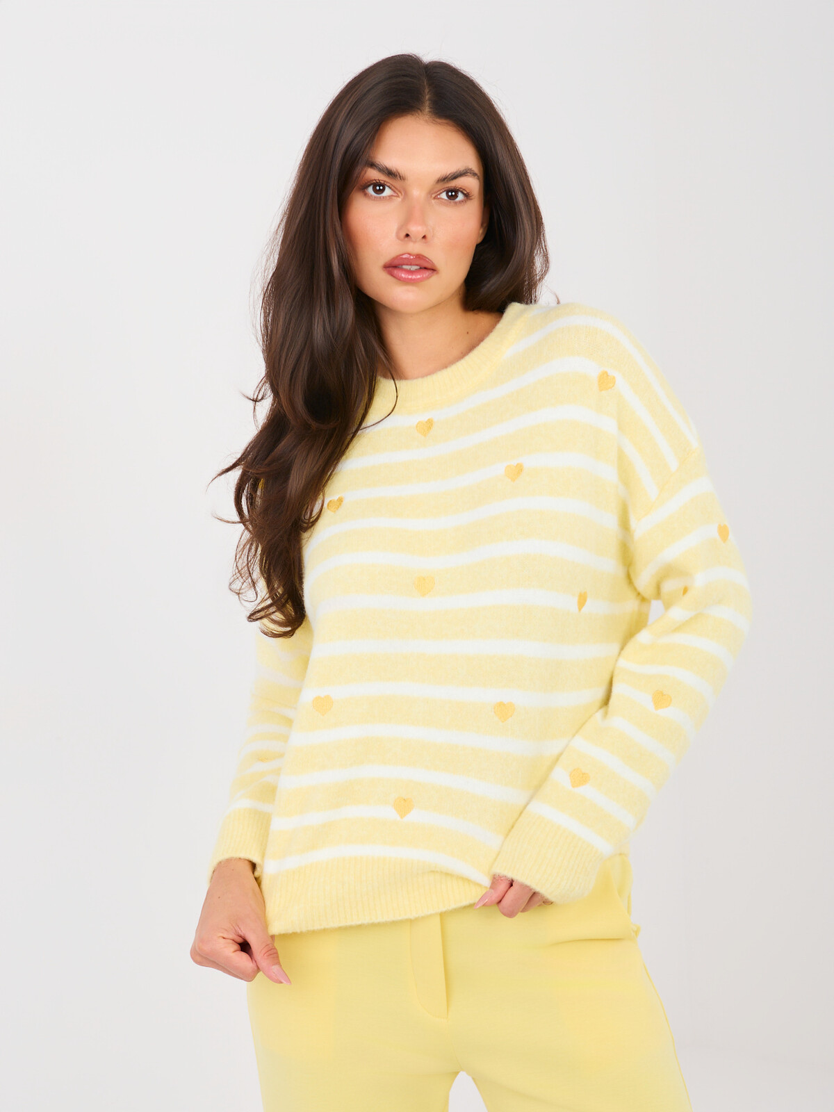 Svetlo žltý pruhovaný sveter