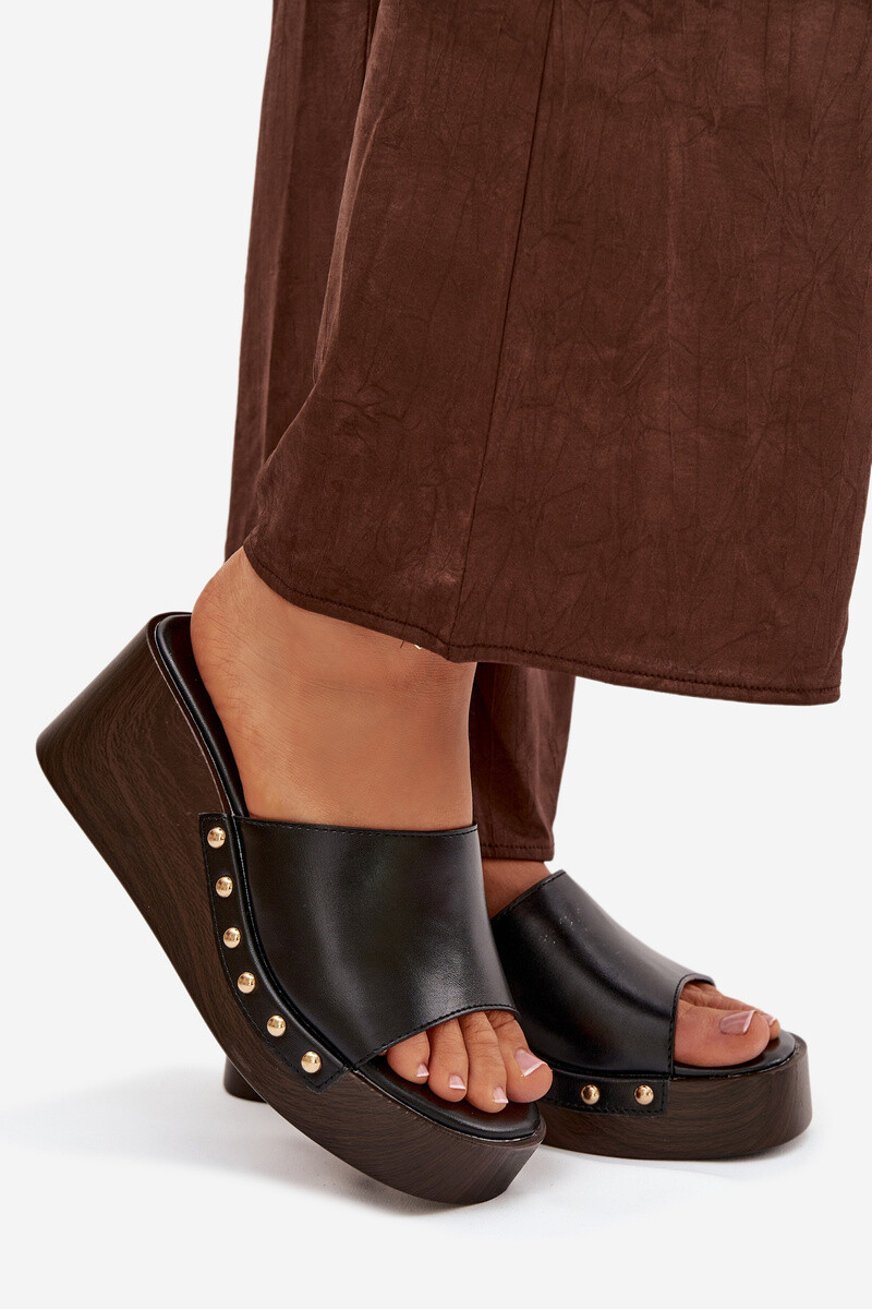 Dámske sandále na platforme s ozdobnými cvokmi