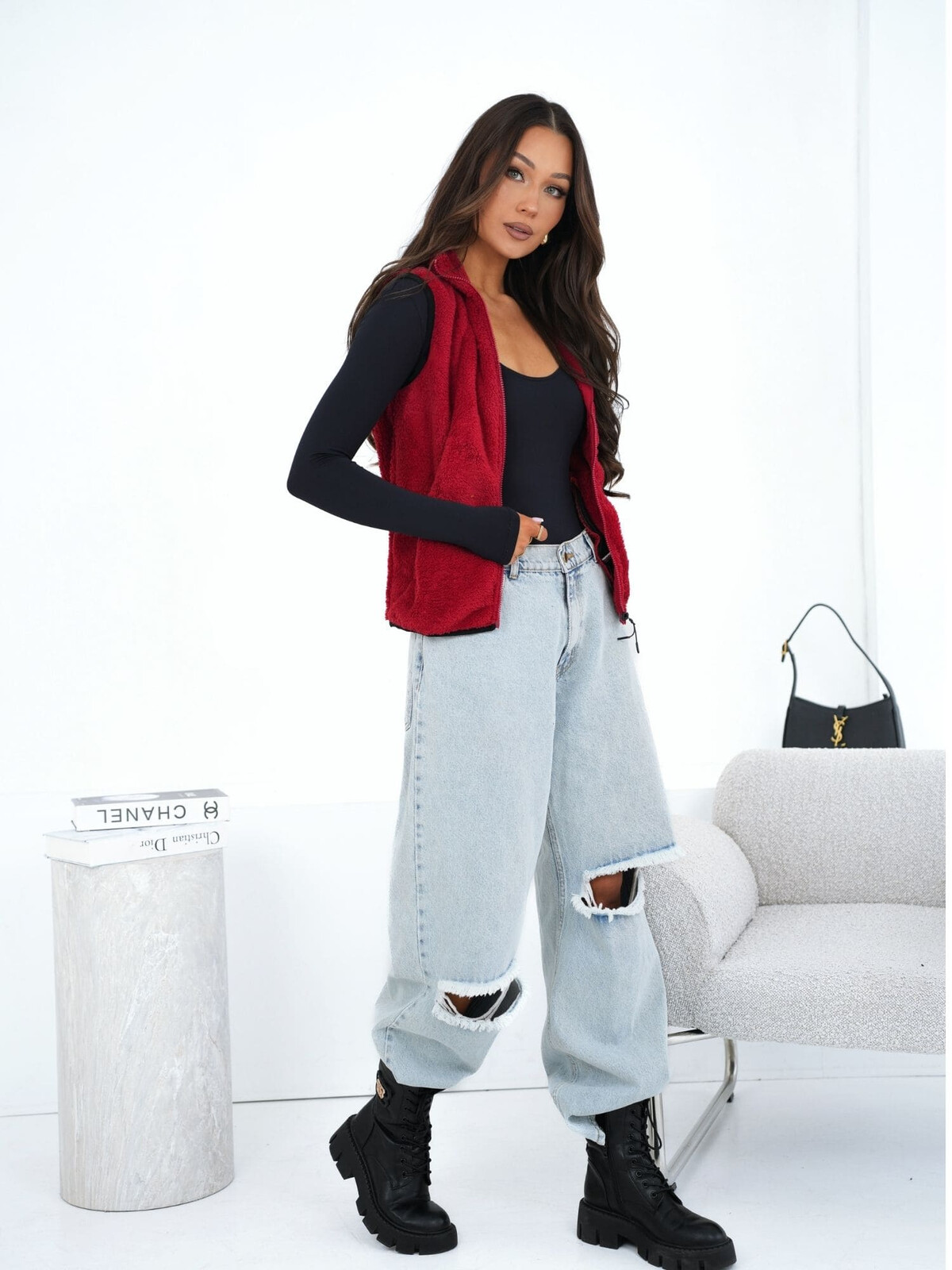 Červená vesta s kapucňou