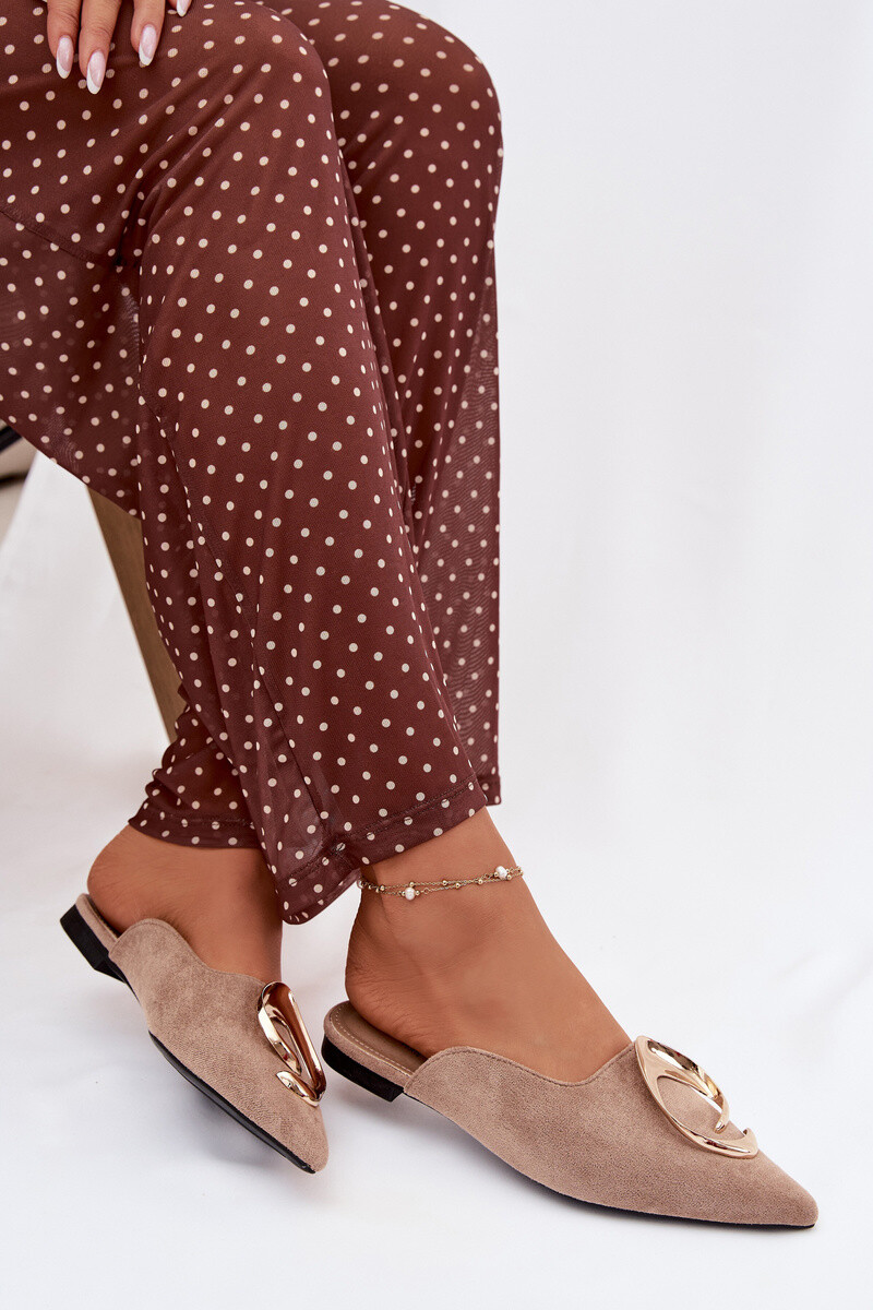 Dámske mule klapky s ozdobným zlatým detailom