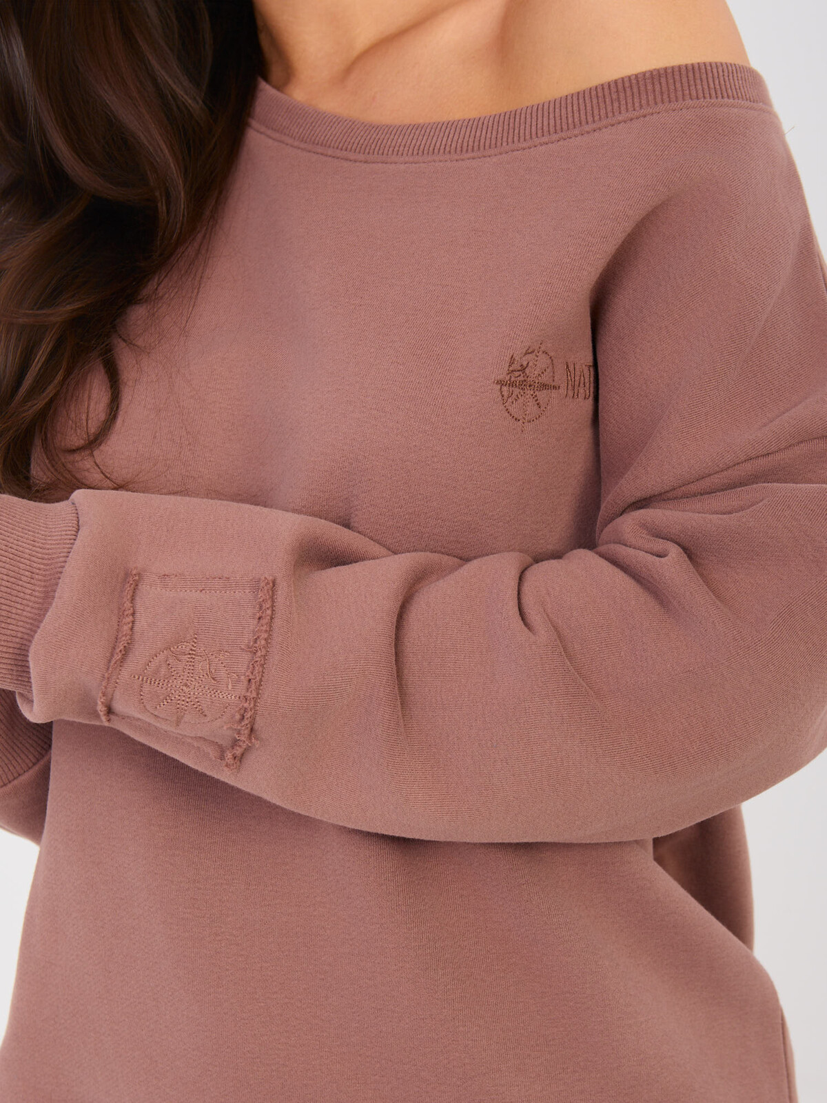 Hnedá crop mikina s odhaleným ramenom