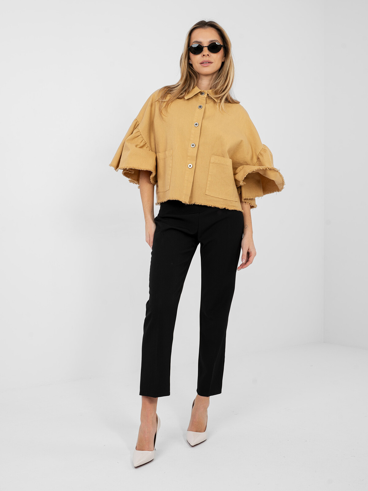 Krátka camel bunda s volánmi