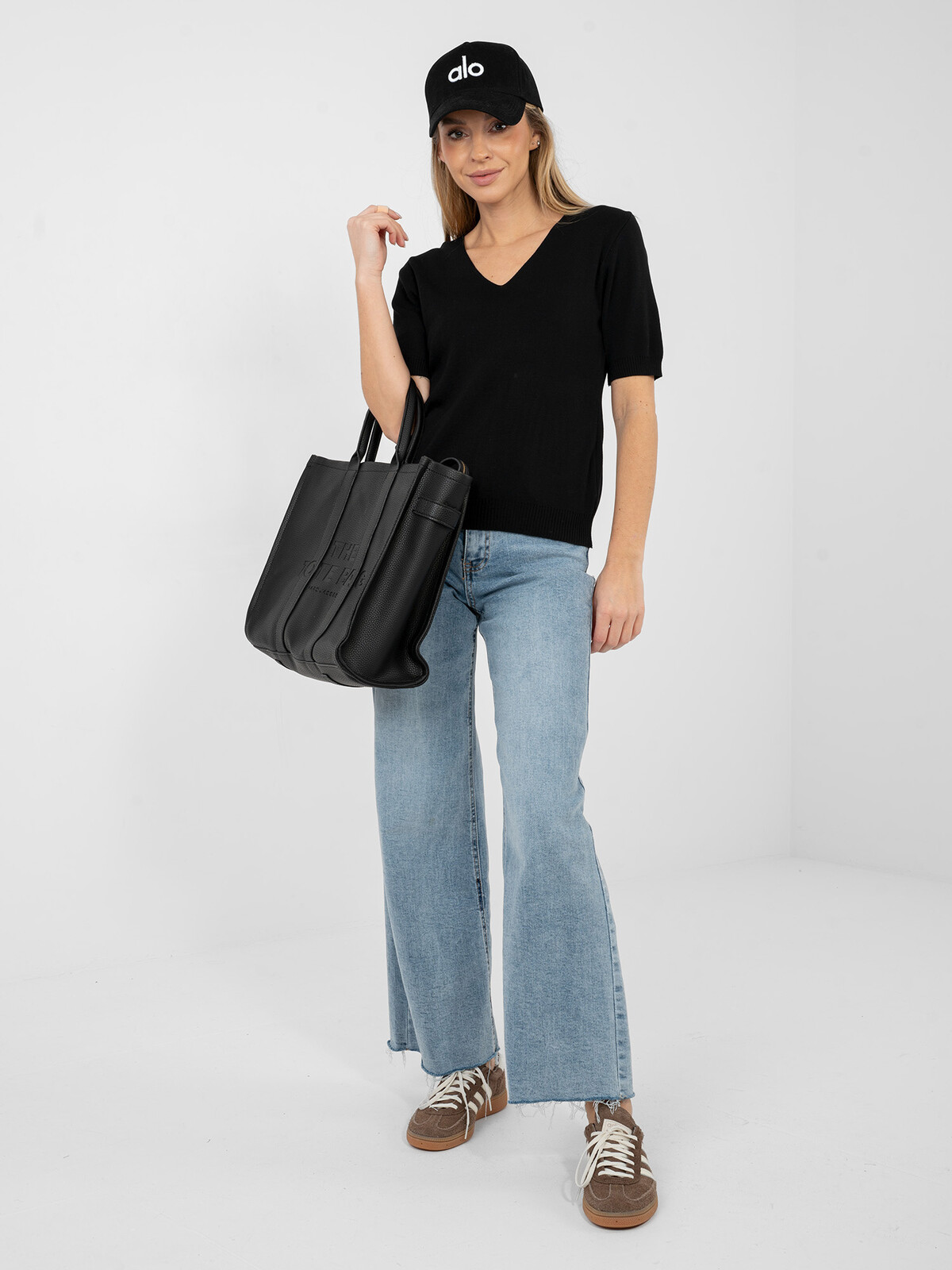 Čierny basic sveter s výstrihom do V