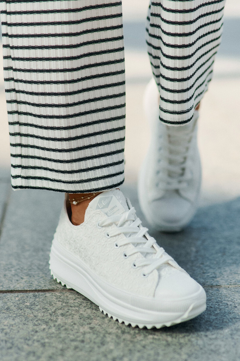 Trampki Damskie Z Haftem Na Platformie Lee Cooper LCW-25-31-3465L Białe 37