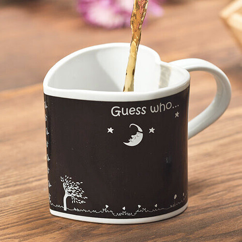 Magický hrnček srdce Guess who loves you