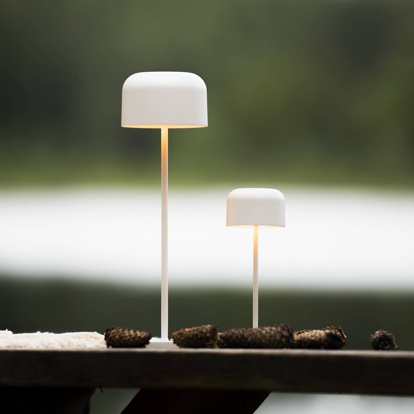 Stolová LED lampa Lille na batérie, výška 20 cm, biela, IP54, USB