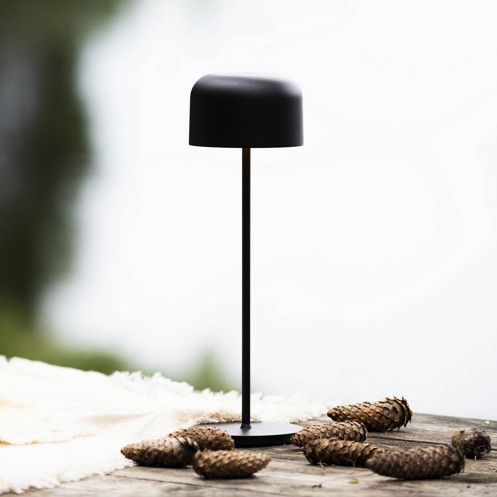 Stolová LED lampa Lille, výška 36 cm, čierna, IP54, USB