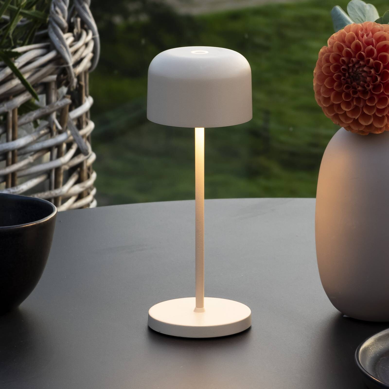 Stolová LED lampa Lille na batérie, výška 20 cm, piesková farba, IP54, USB