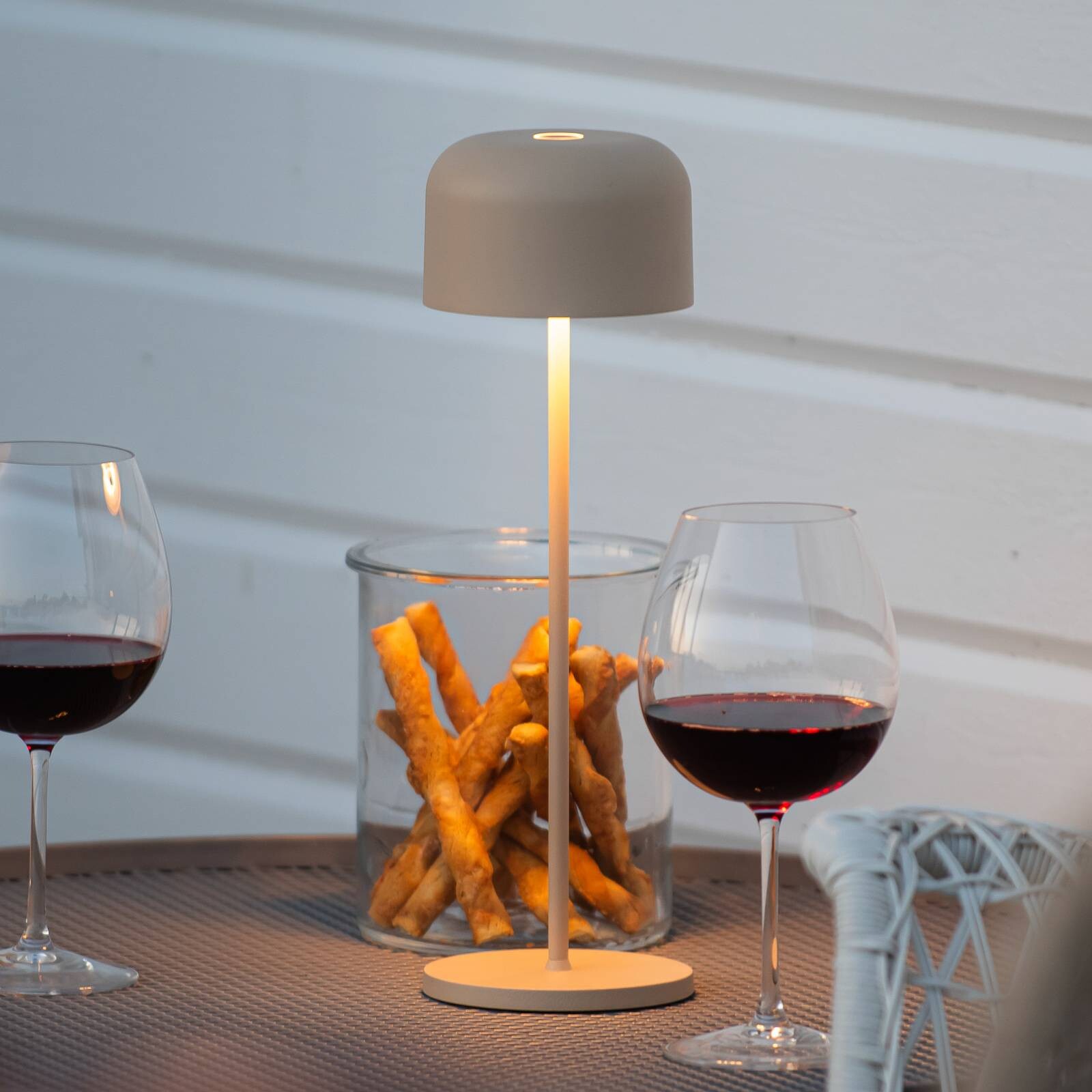 Stolová LED lampa Lille na batérie, výška 36 cm, piesková farba, IP54, USB