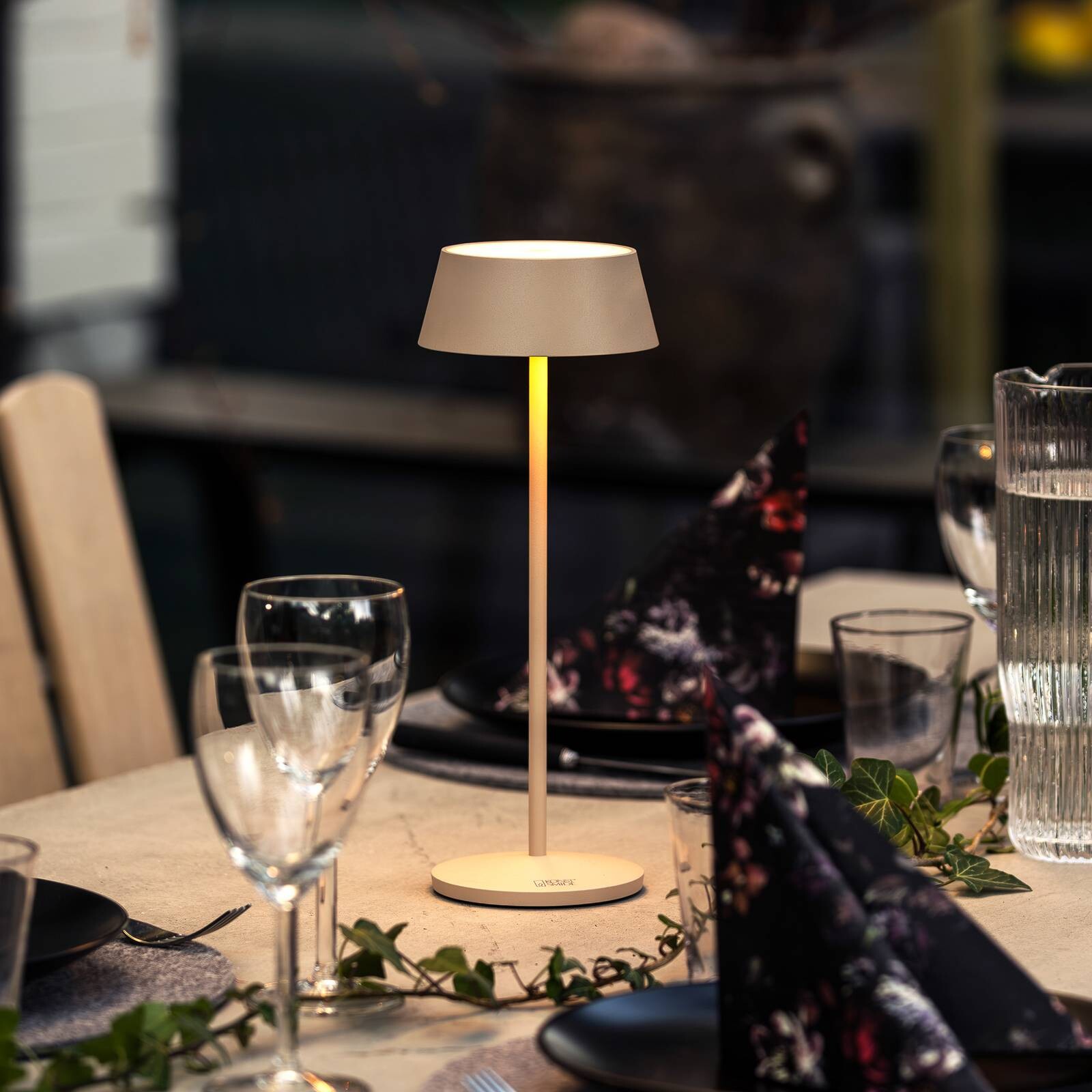 Stolová LED lampa Menton, piesková farba, výška 27 cm, IP54, USB